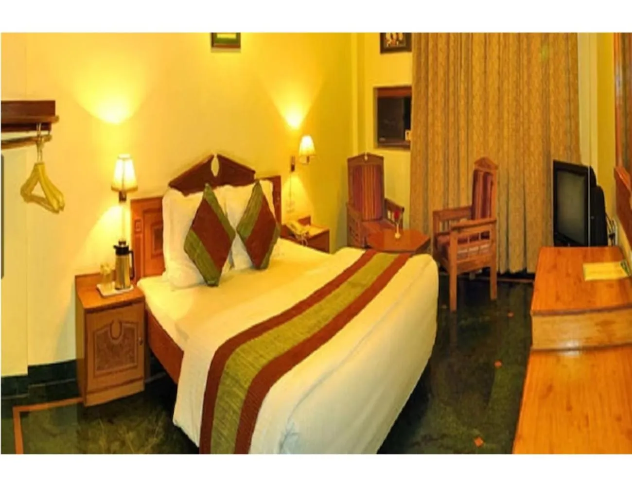 TV and multimedia, Bed in Jai Maa Inn Hotel, Katra