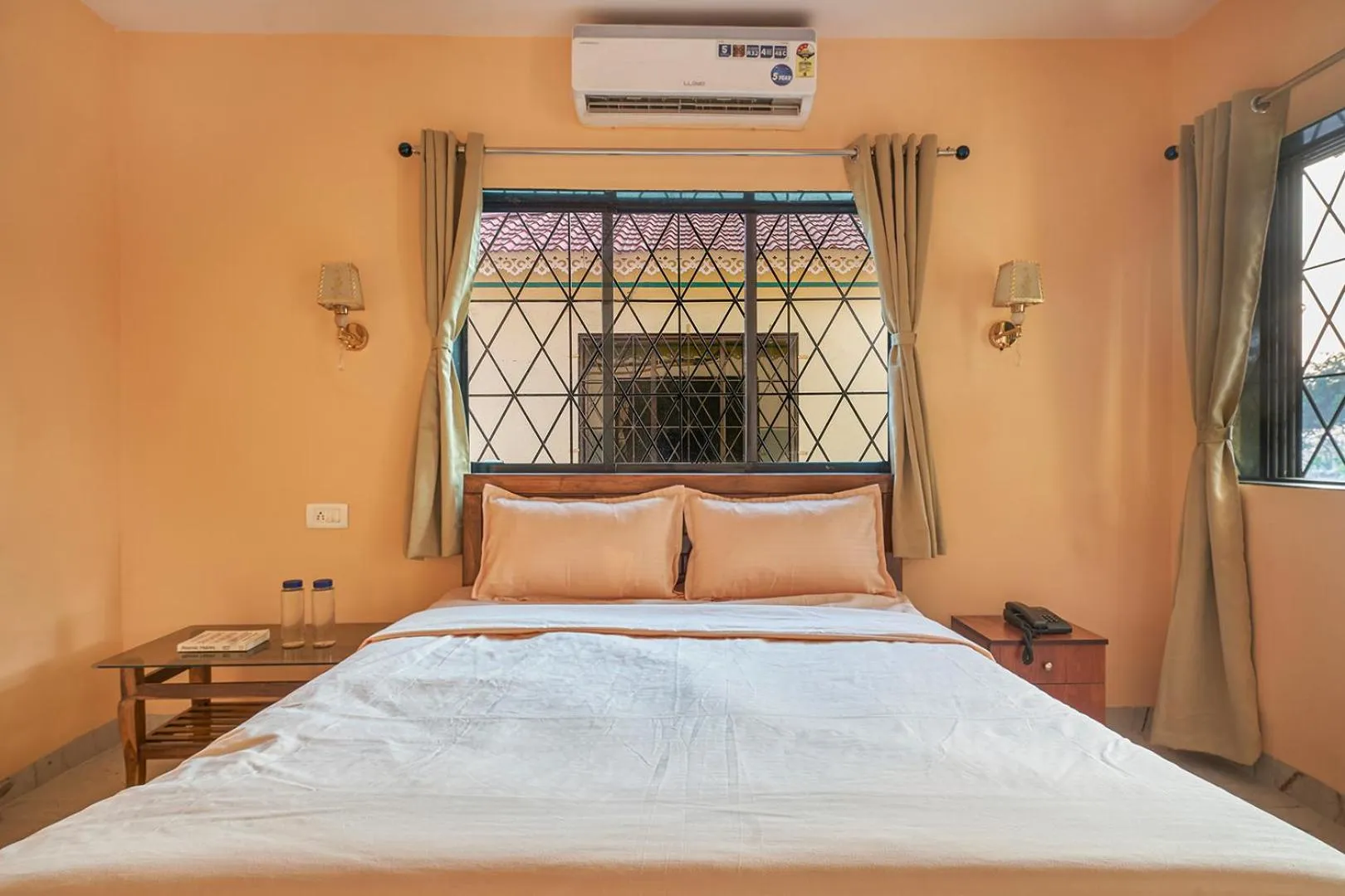 Photo of the whole room, Bed in Tarangan Resort