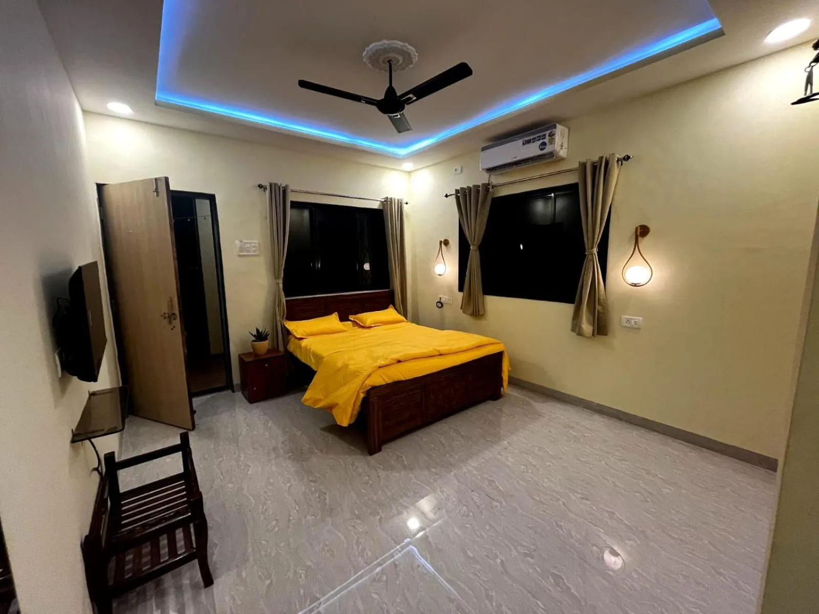 Photo of the whole room, Bed in Tarangan Resort