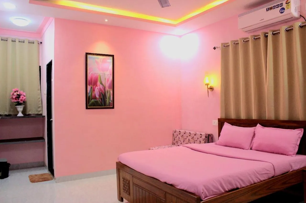 Photo of the whole room, Bed in Tarangan Resort