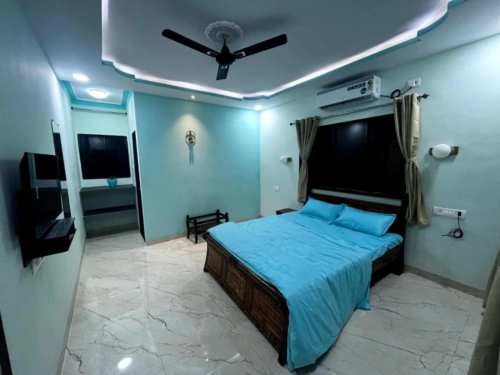 Photo of the whole room, Bed in Tarangan Resort