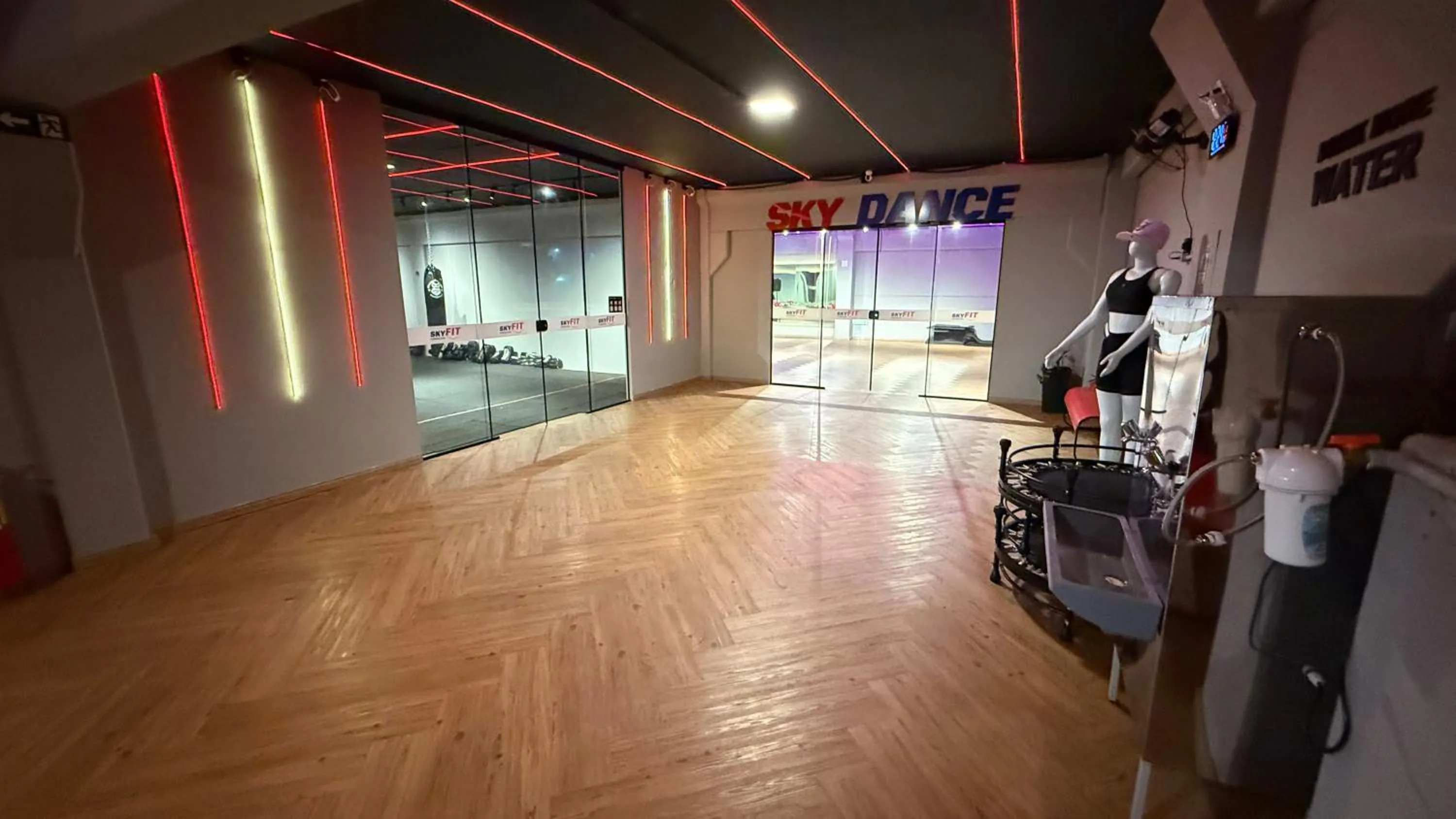 Fitness centre/facilities in DMax Hotel