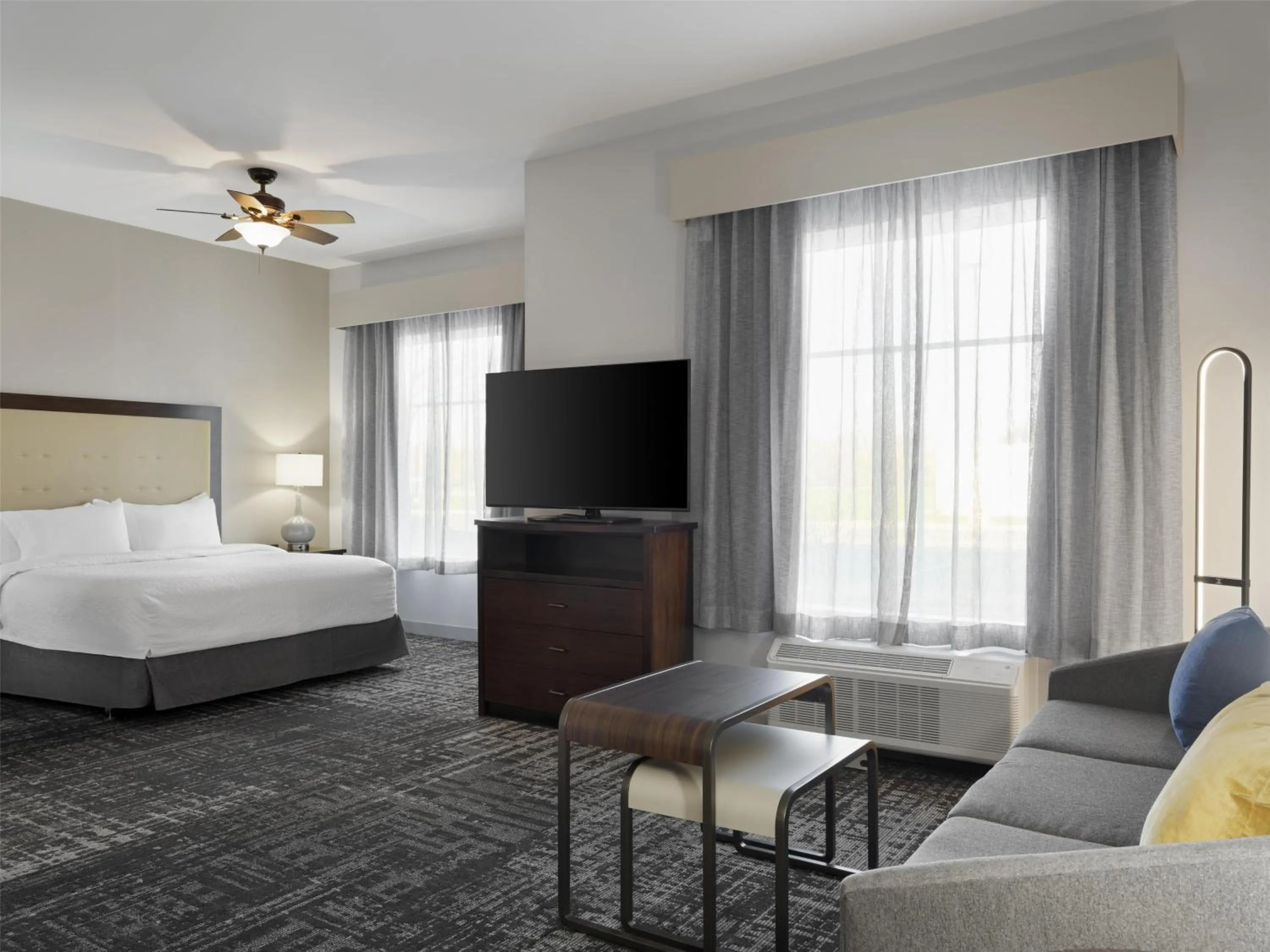 Living room, Bed in Homewood Suites by Hilton Akron/Fairlawn