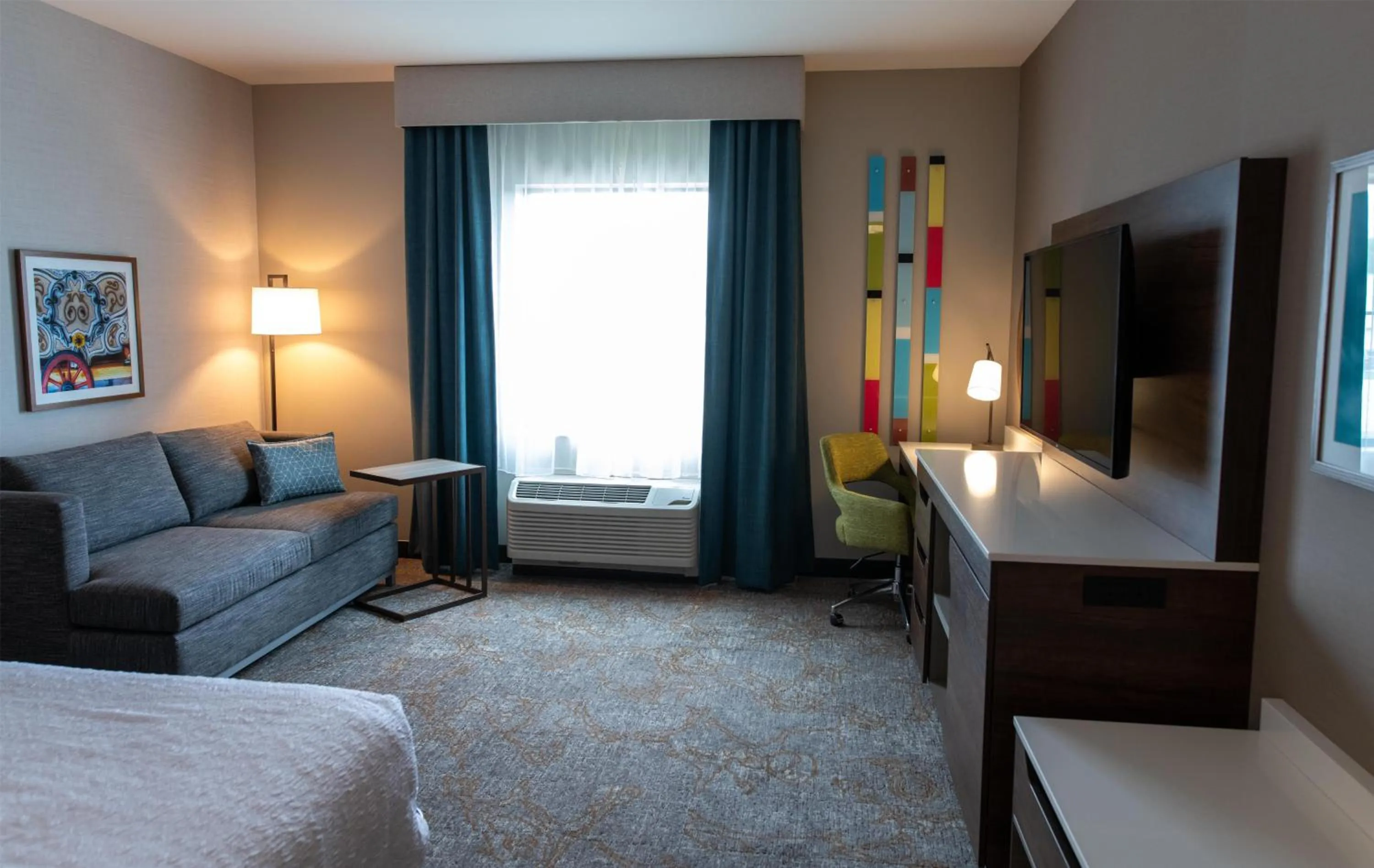 Living room, Bed in Hampton Inn Orange City