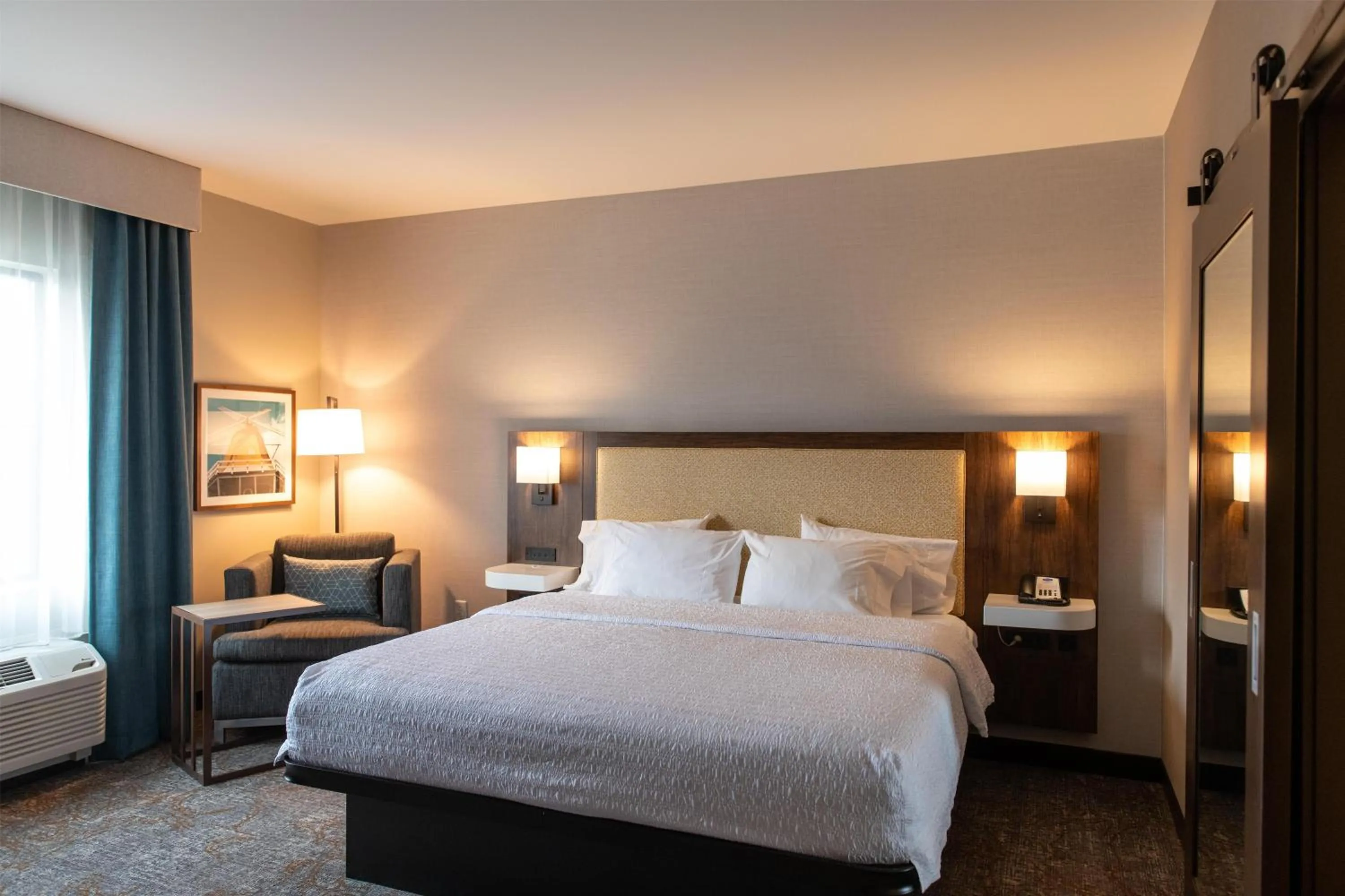 Living room, Bed in Hampton Inn Orange City