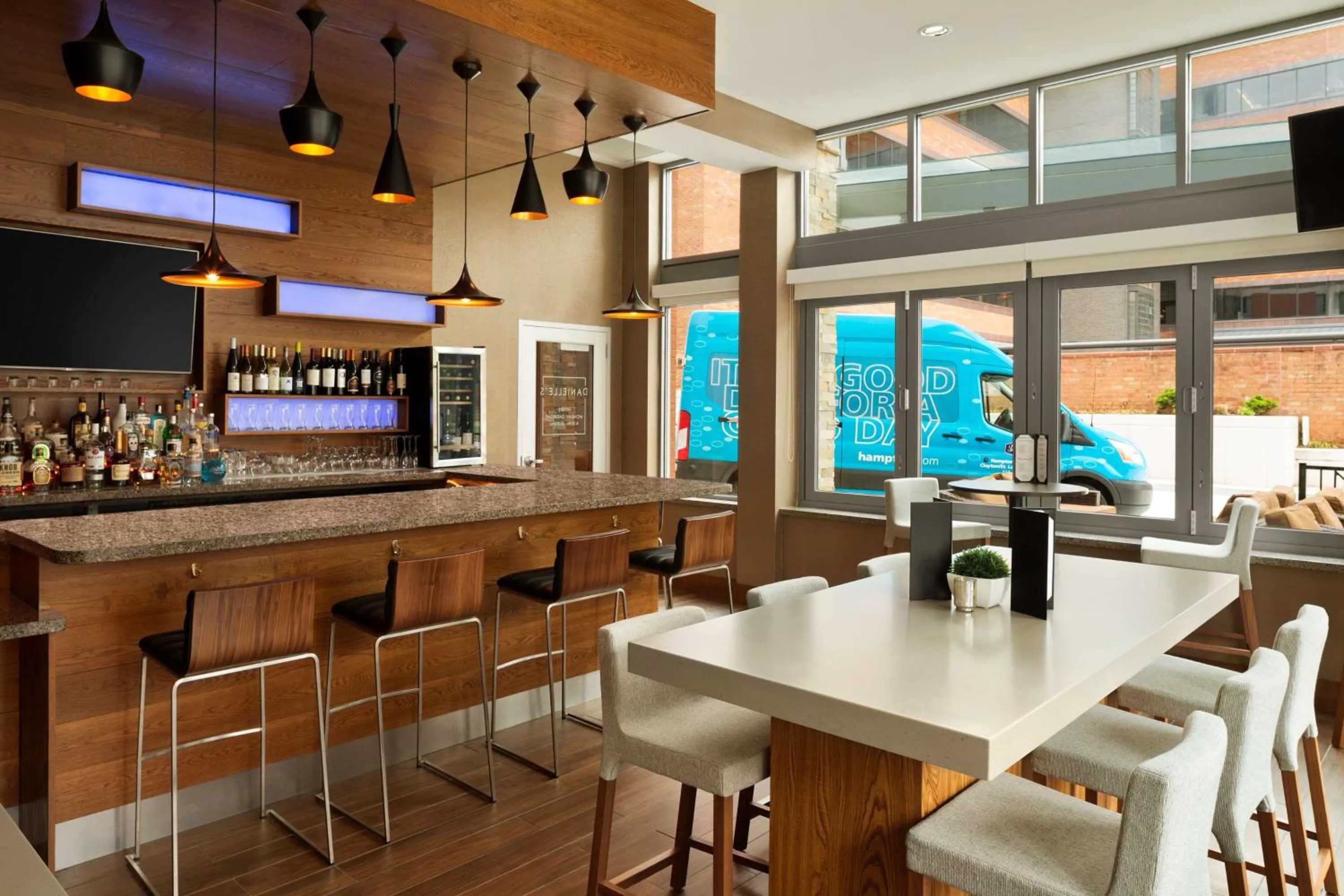 Lounge or bar in Hampton Inn and Suites Clayton/St. Louis-Galleria Area