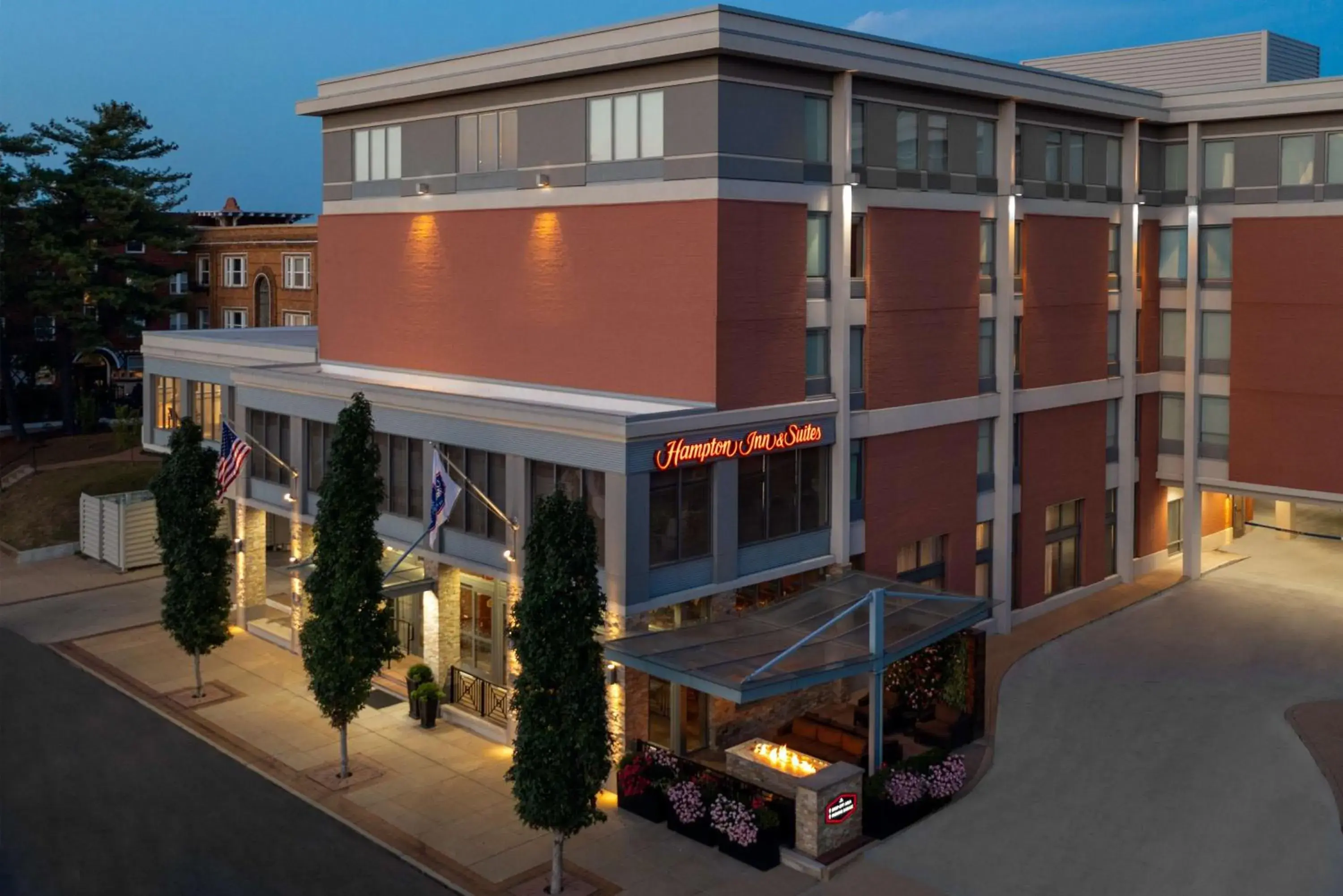 Property building in Hampton Inn and Suites Clayton/St. Louis-Galleria Area Property building in Hampton Inn and Suites Clayton/St. Louis-Galleria Area