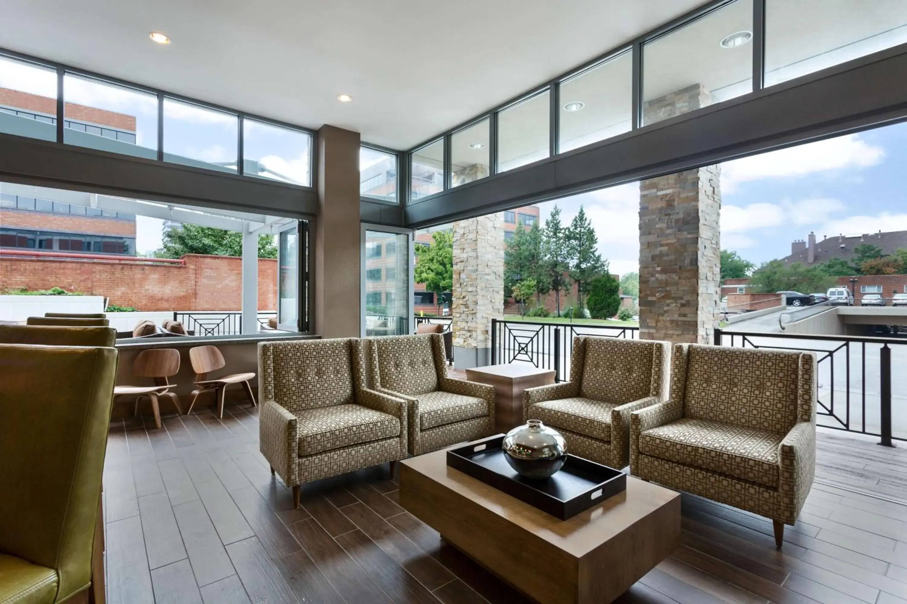 Lounge or bar in Hampton Inn and Suites Clayton/St. Louis-Galleria Area Lounge or bar in Hampton Inn and Suites Clayton/St. Louis-Galleria Area