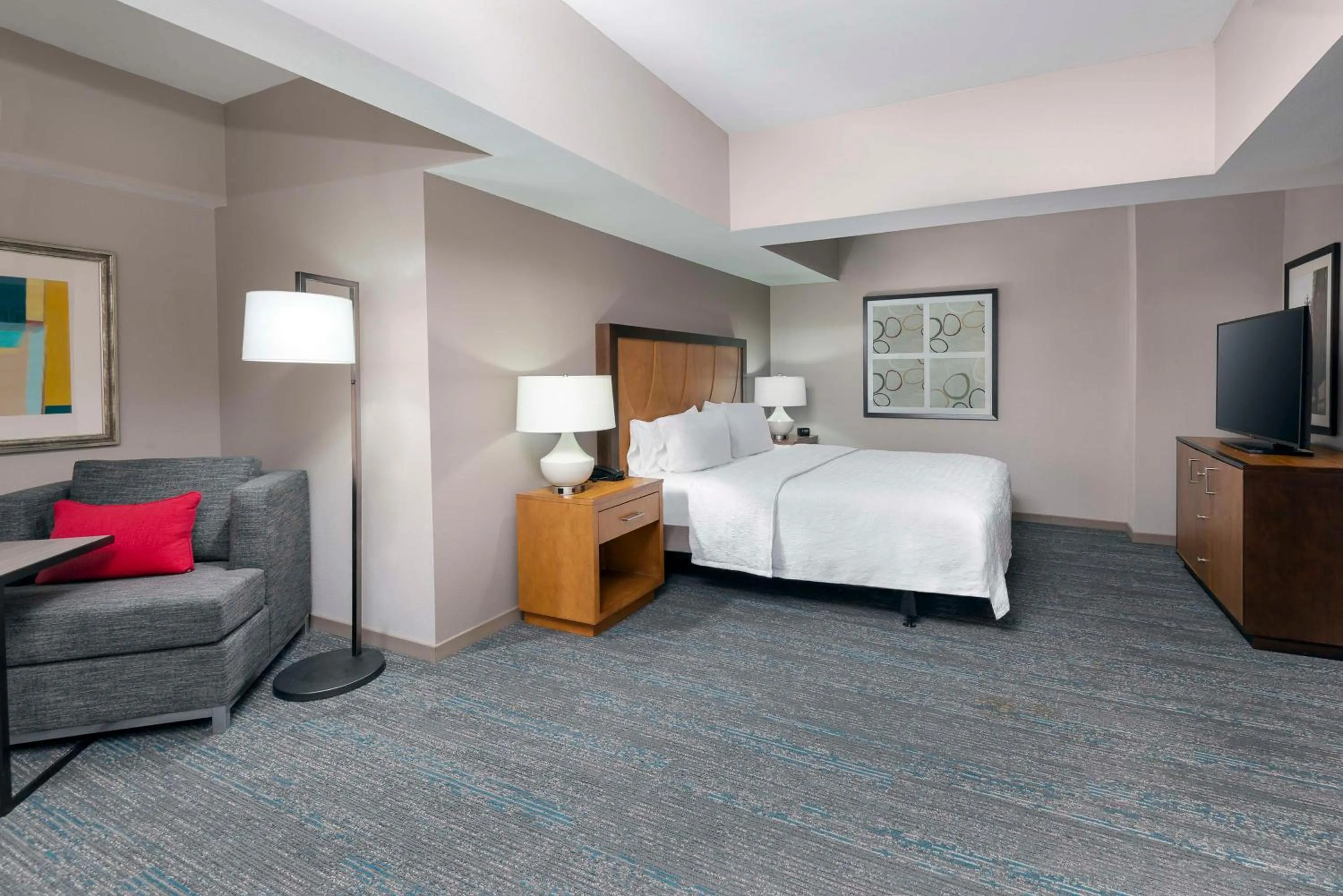 Bed in Hampton Inn and Suites Clayton/St. Louis-Galleria Area