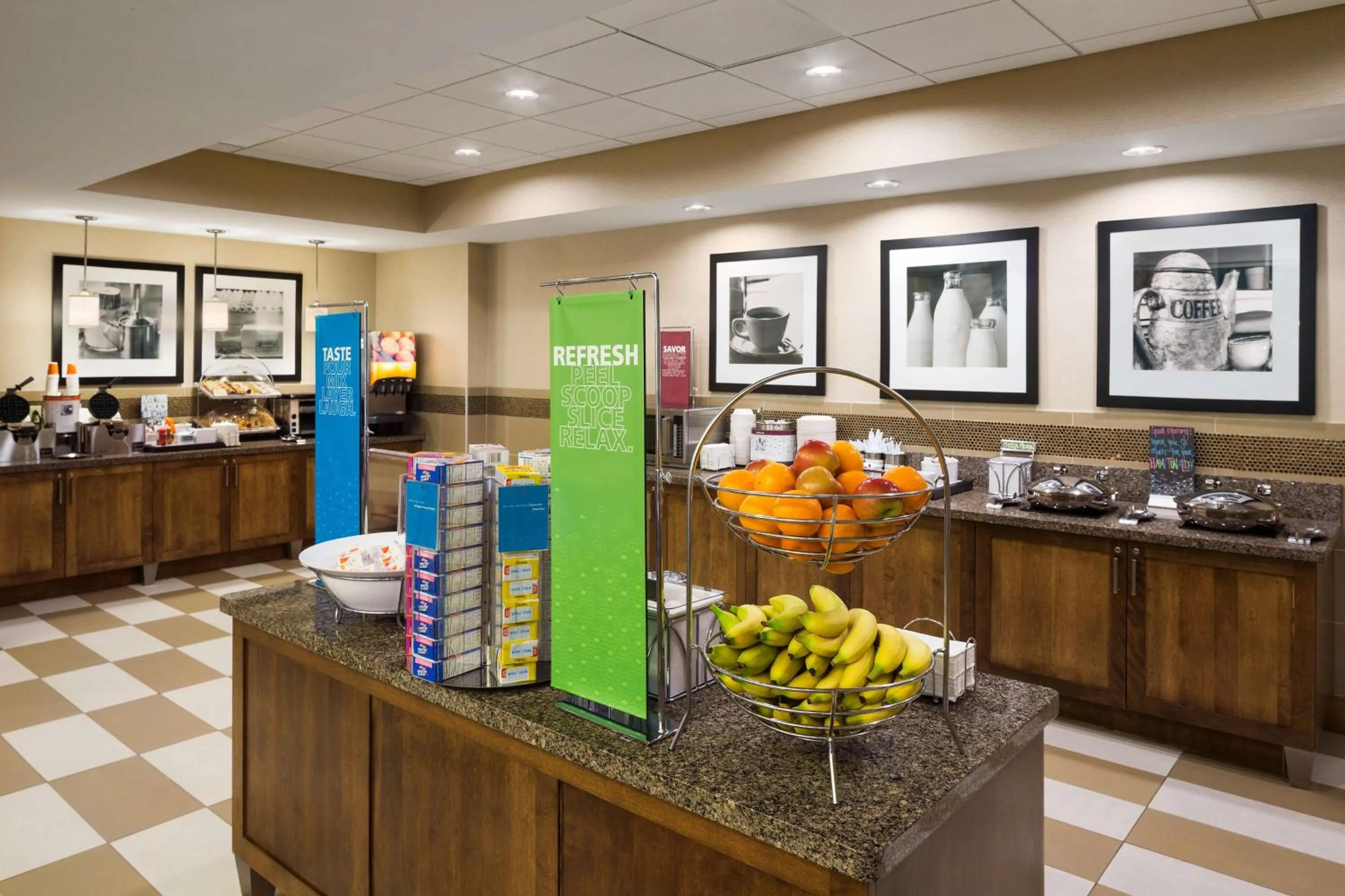 Breakfast in Hampton Inn and Suites Clayton/St. Louis-Galleria Area