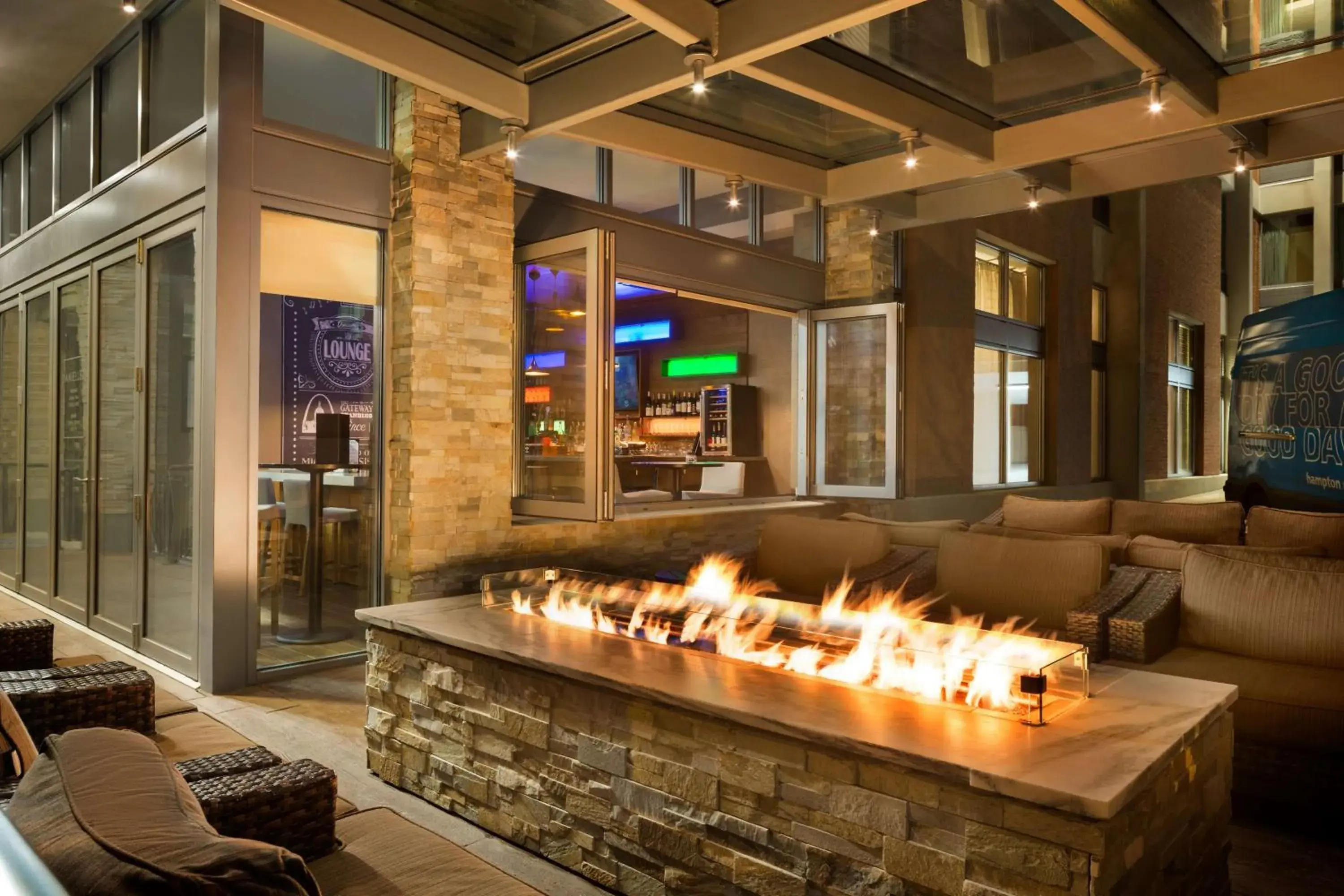 Lounge or bar in Hampton Inn and Suites Clayton/St. Louis-Galleria Area Lounge or bar in Hampton Inn and Suites Clayton/St. Louis-Galleria Area