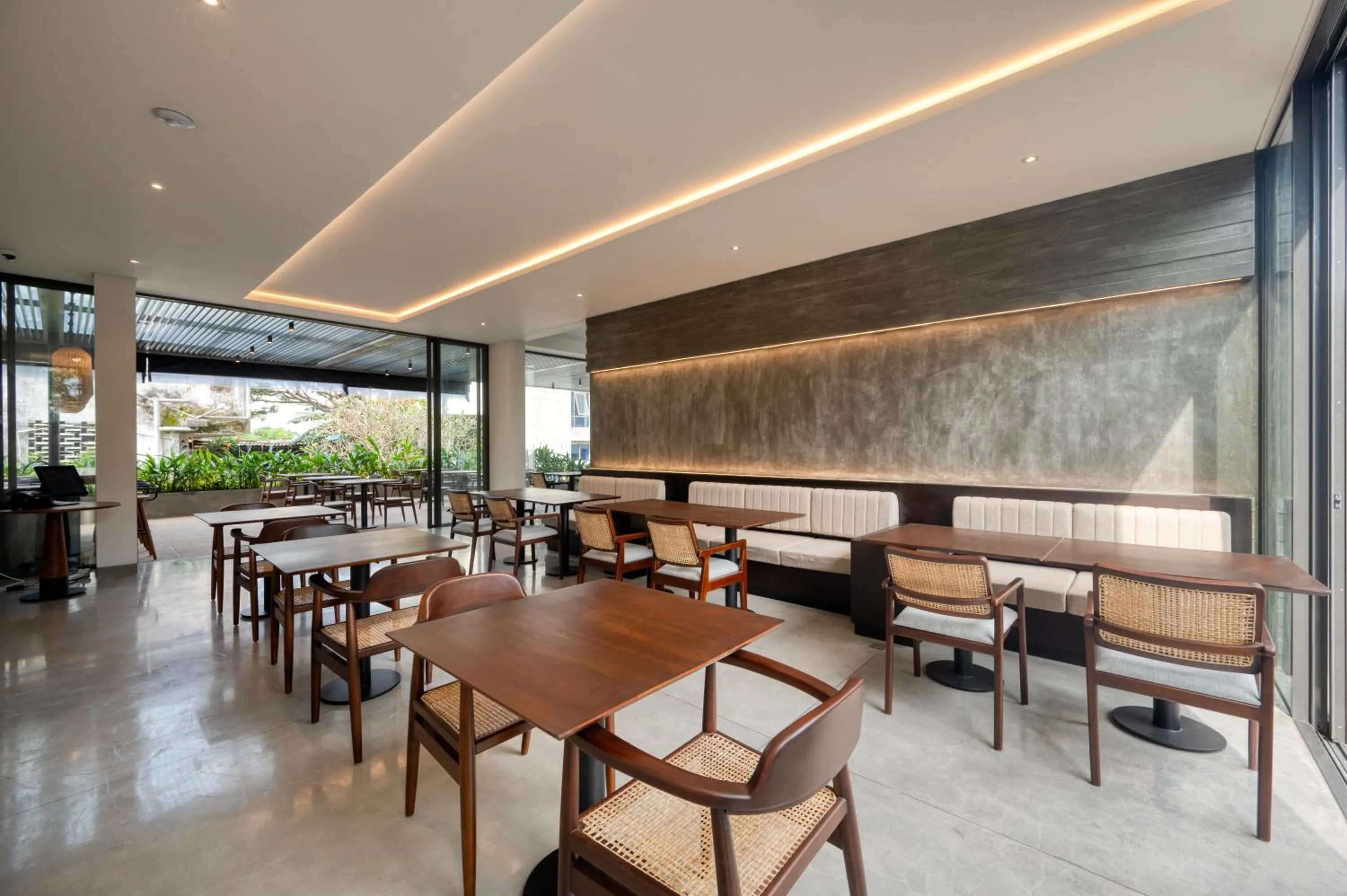 Restaurant/places to eat in Taprobane House