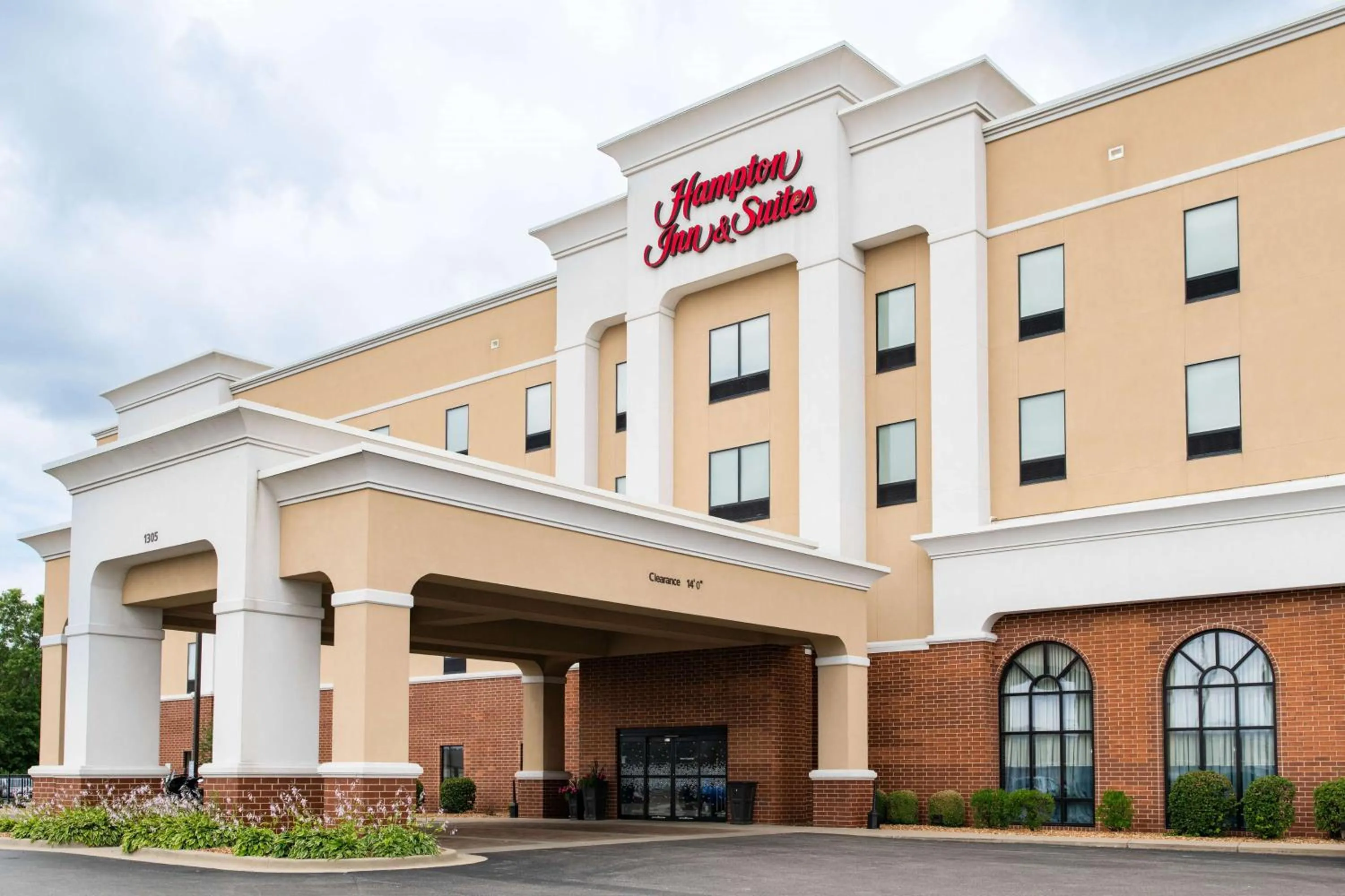 Property building in Hampton Inn & Suites Effingham