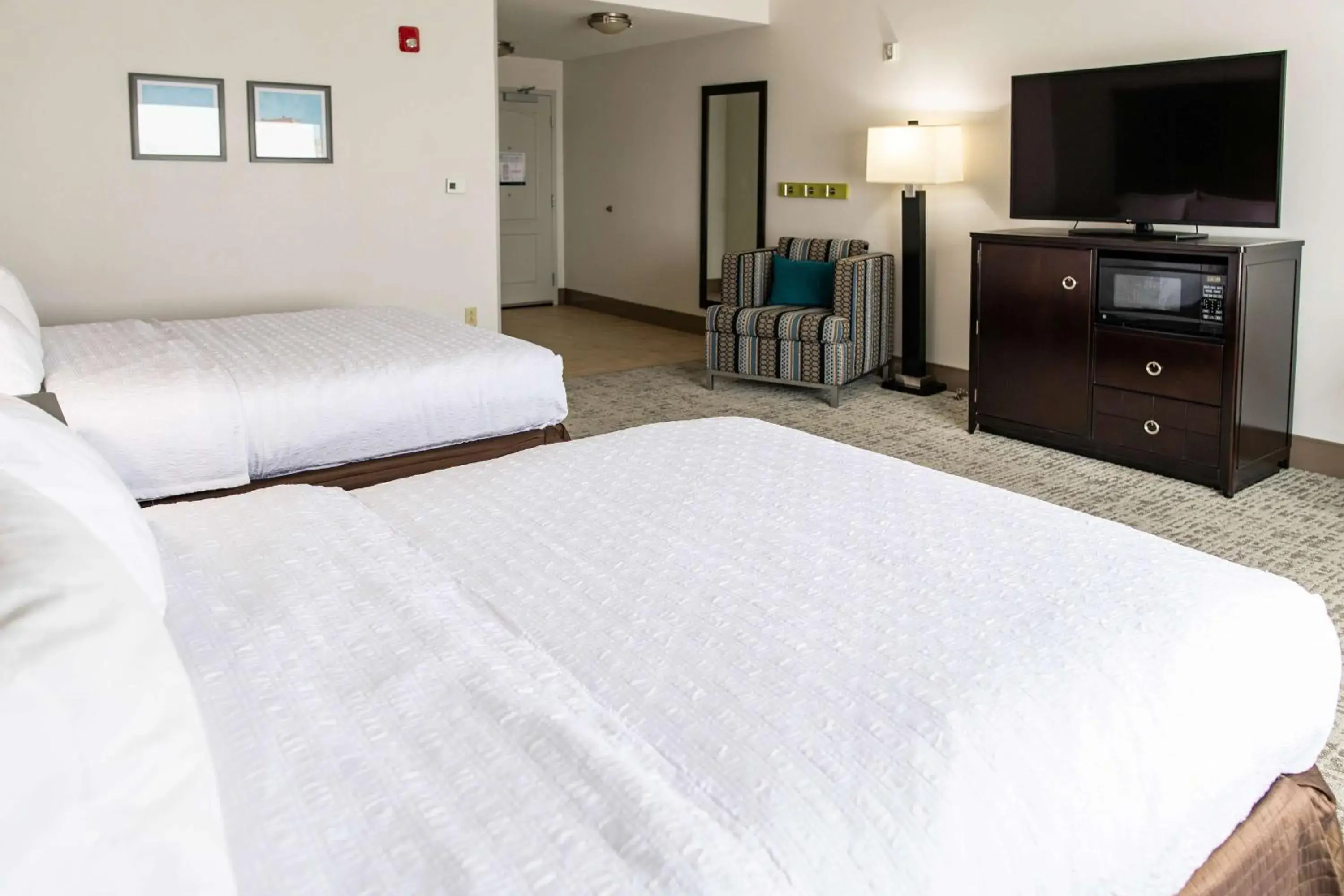 Bed in Hampton Inn & Suites Effingham Bed in Hampton Inn & Suites Effingham