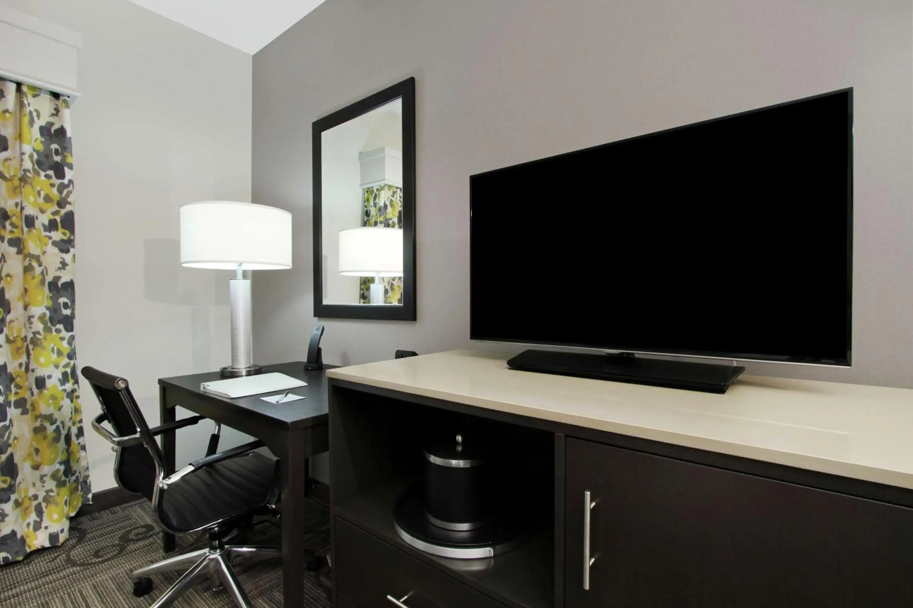 Bedroom in Hampton Inn & Suites Columbus/University Area Bedroom in Hampton Inn & Suites Columbus/University Area