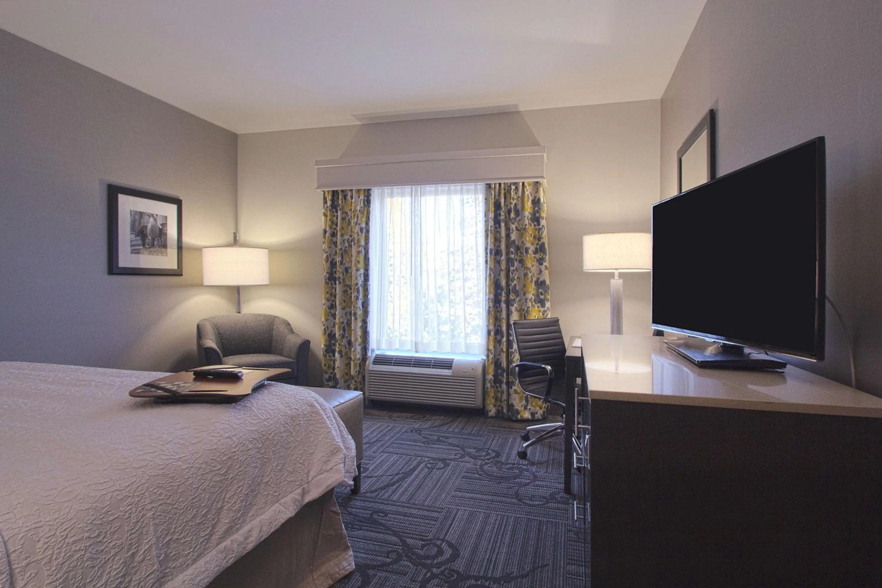 Bed in Hampton Inn & Suites Columbus/University Area