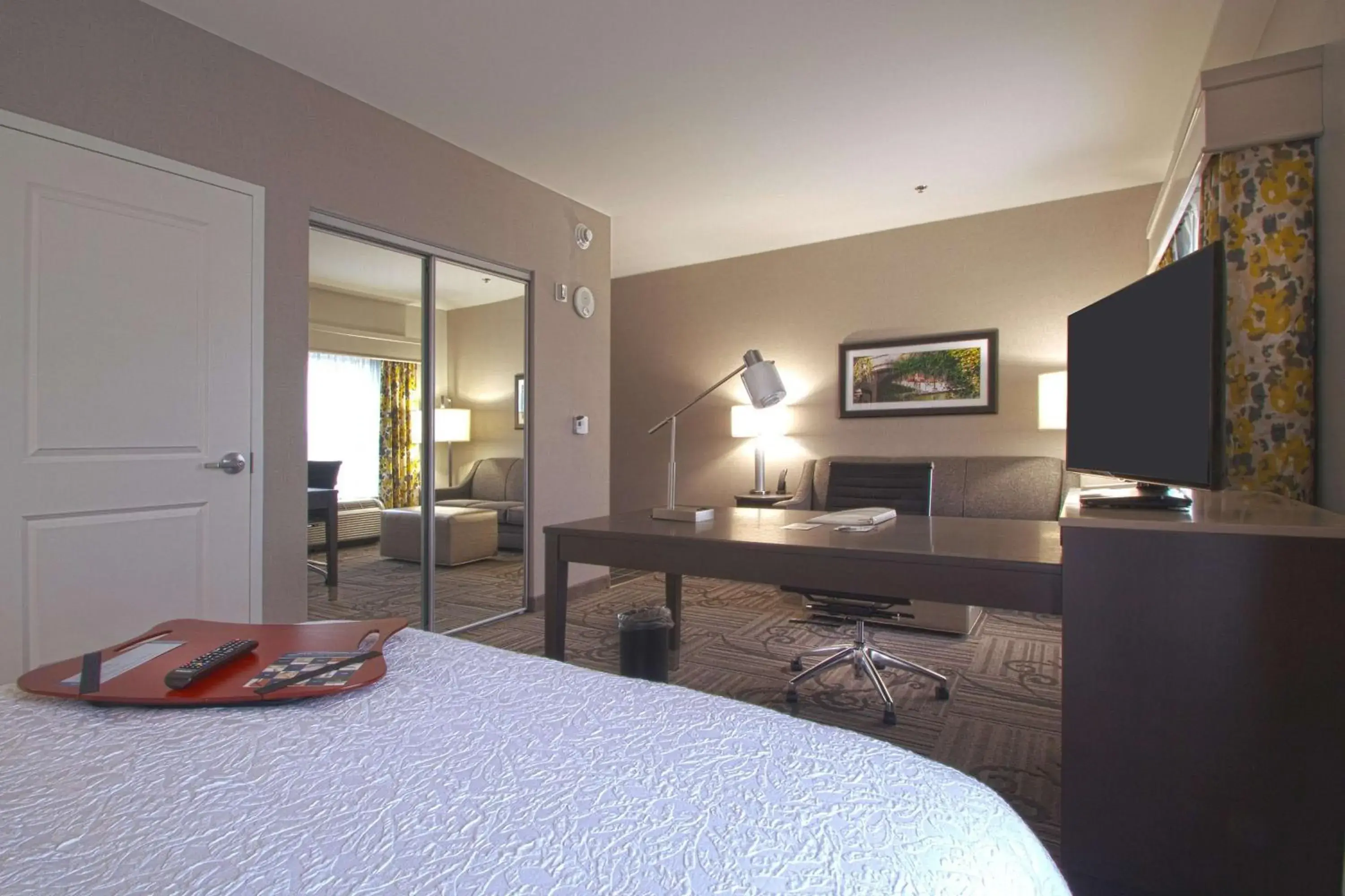 Bedroom, Bed in Hampton Inn & Suites Columbus/University Area Bedroom, Bed in Hampton Inn & Suites Columbus/University Area