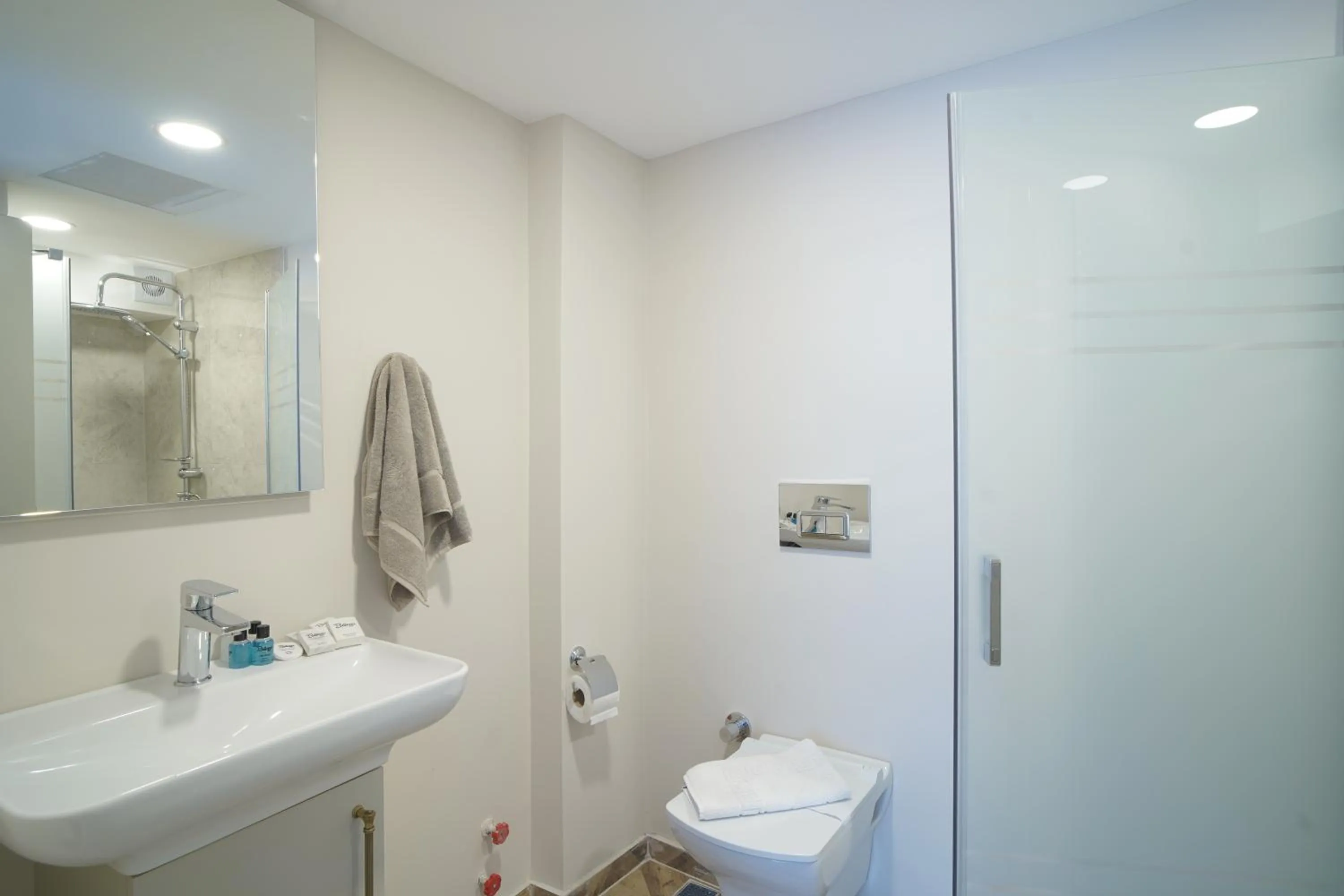 Shower in Bellezza Hotel Alaçatı