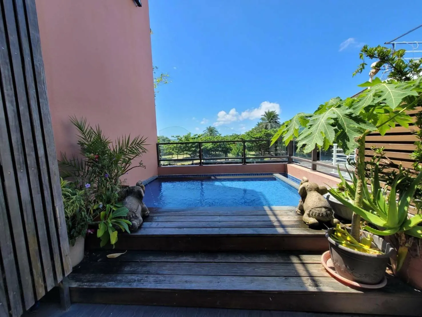 Pool view in A&L Inn 戀灣旅棧