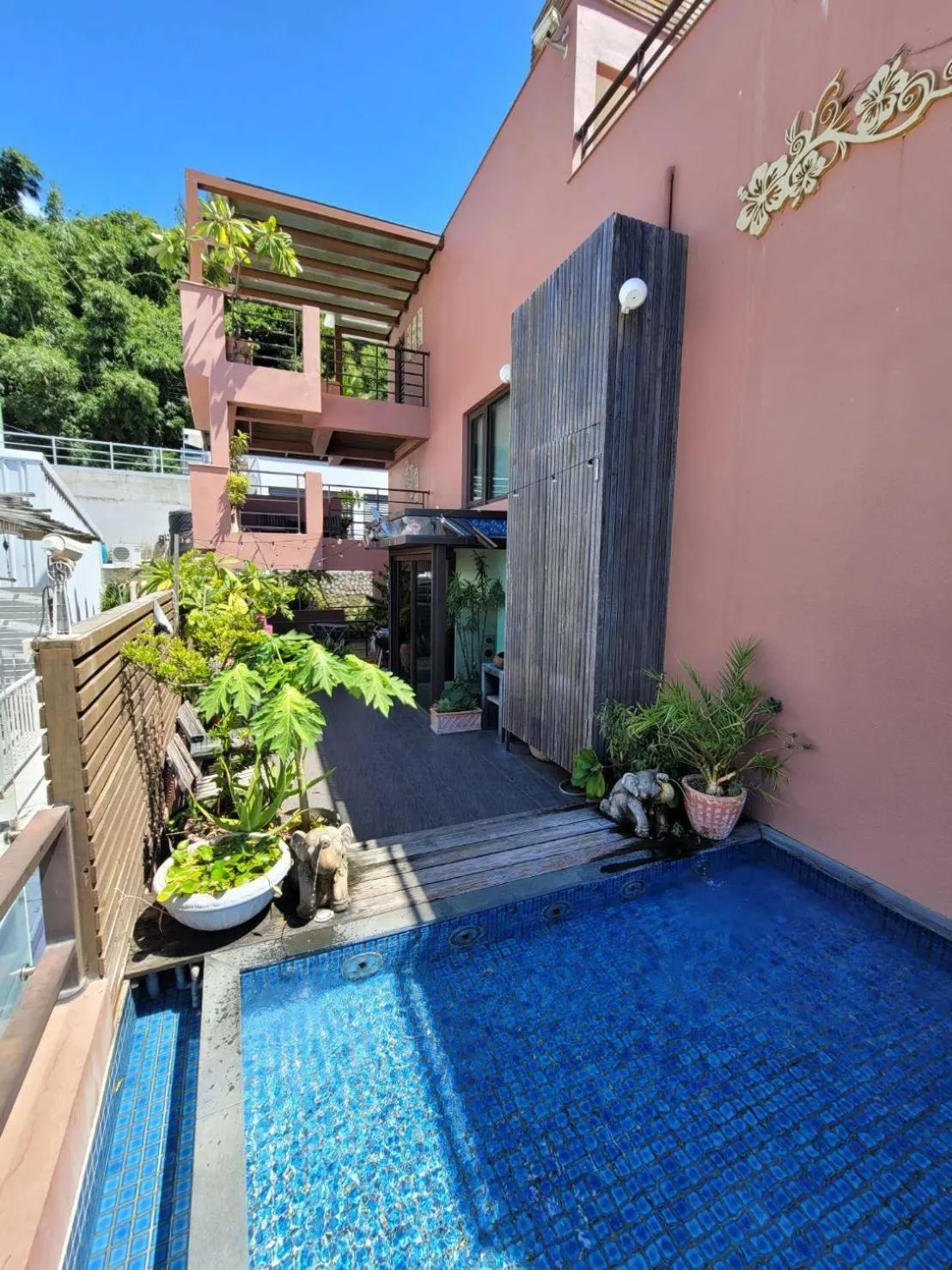 Pool view in A&L Inn 戀灣旅棧