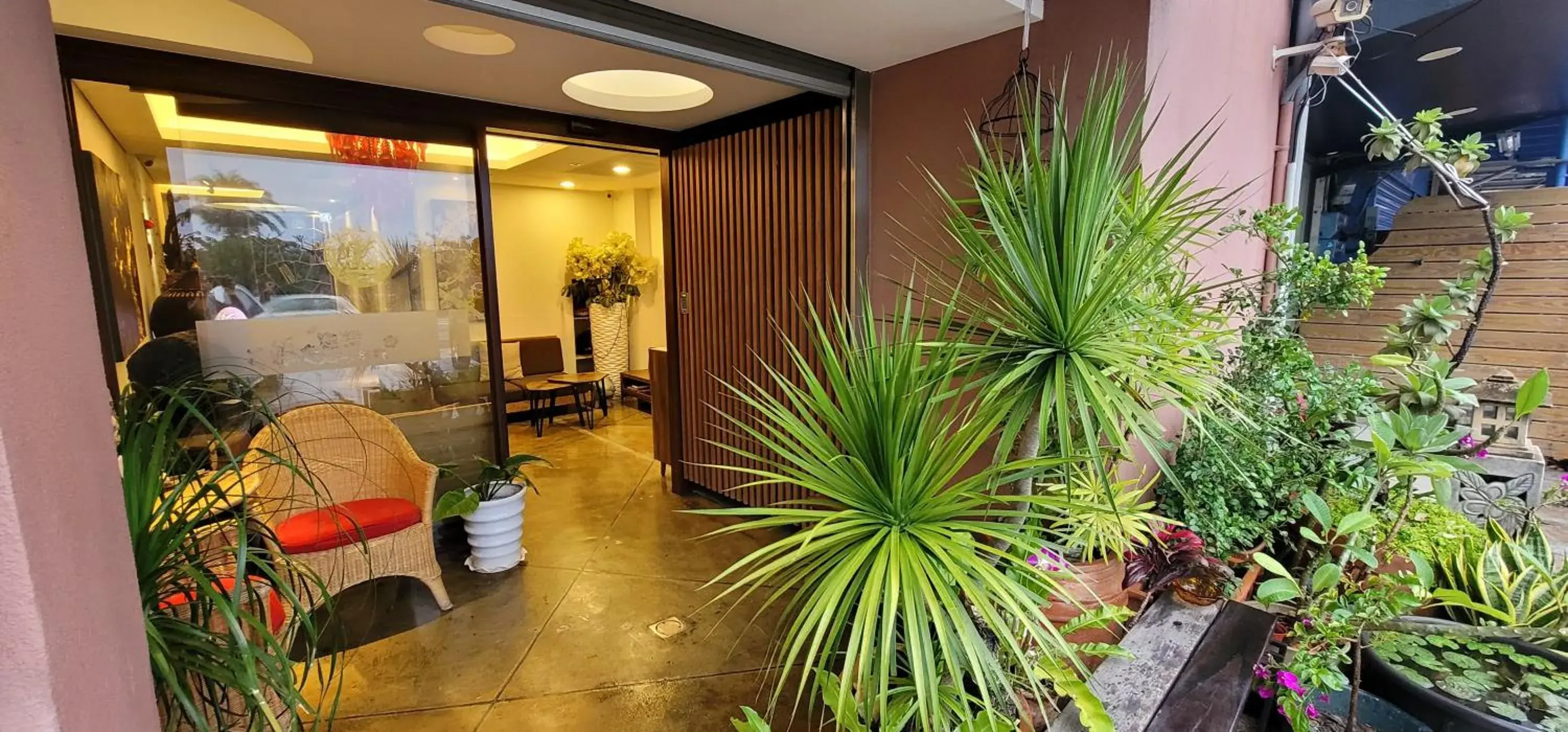 Facade/entrance in A&L Inn 戀灣旅棧 Facade/entrance in A&L Inn 戀灣旅棧