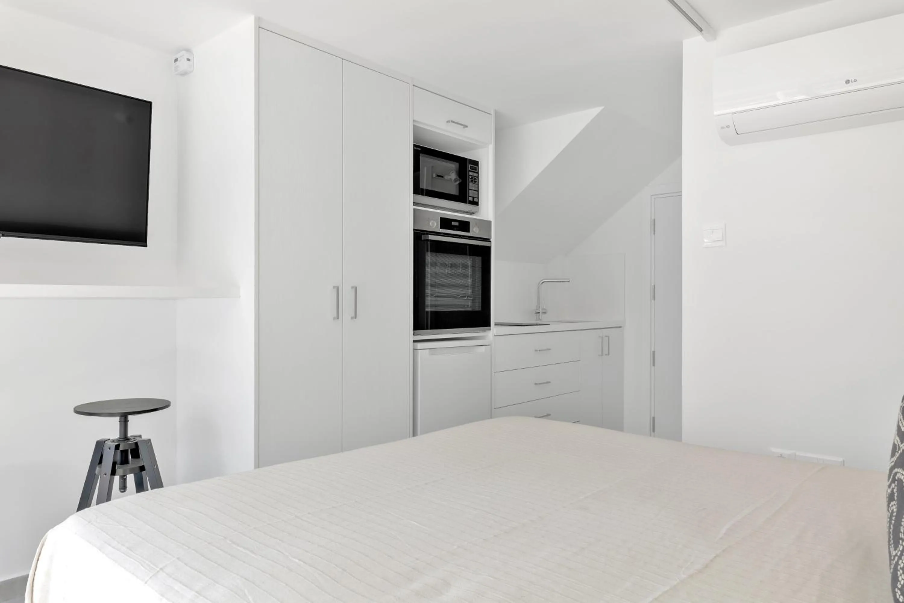 Bed in Phaedrus Living Alkminis Seaview Suites Pantai