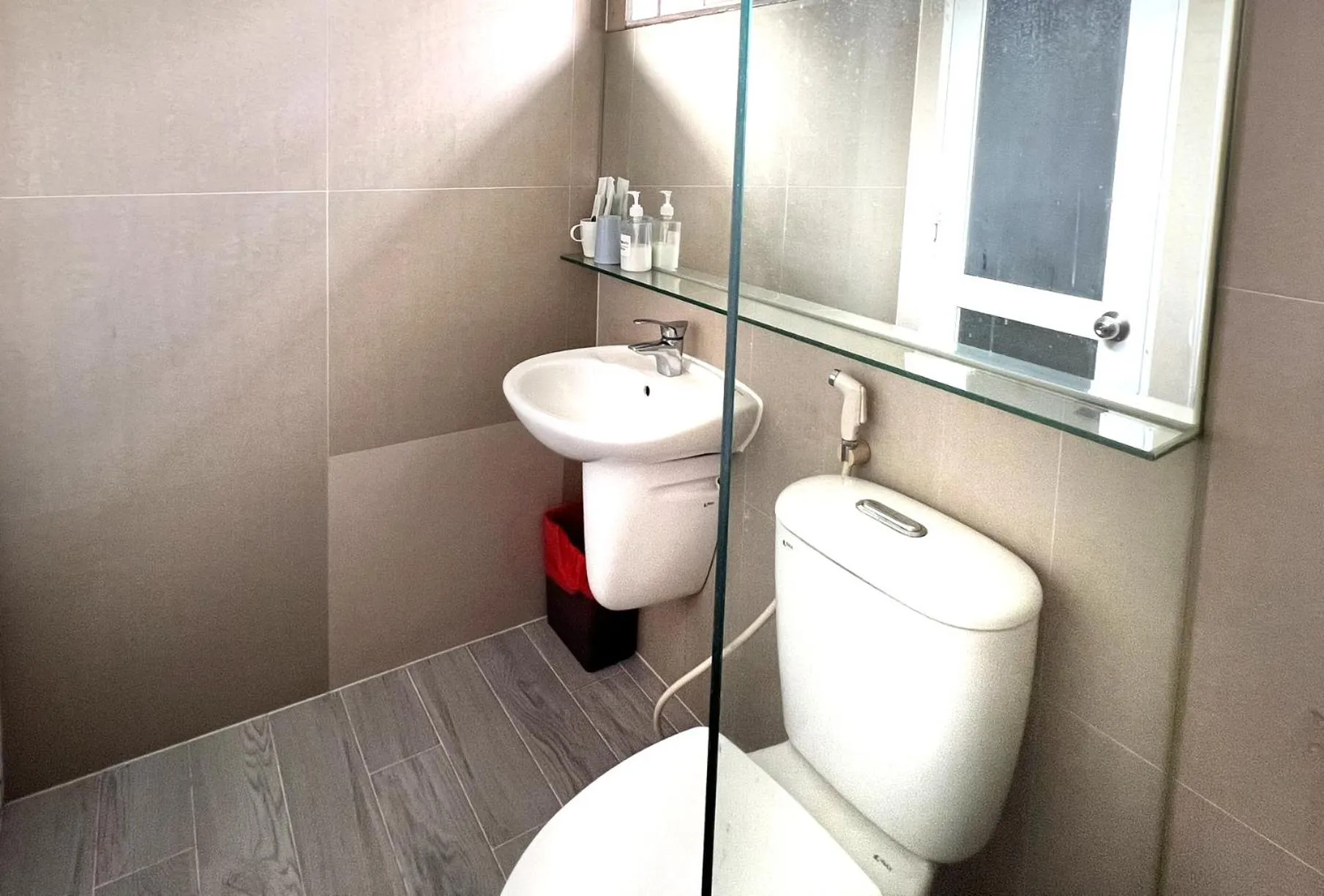 Shower in Loove Hotel - Khách Sạn Tình Yêu