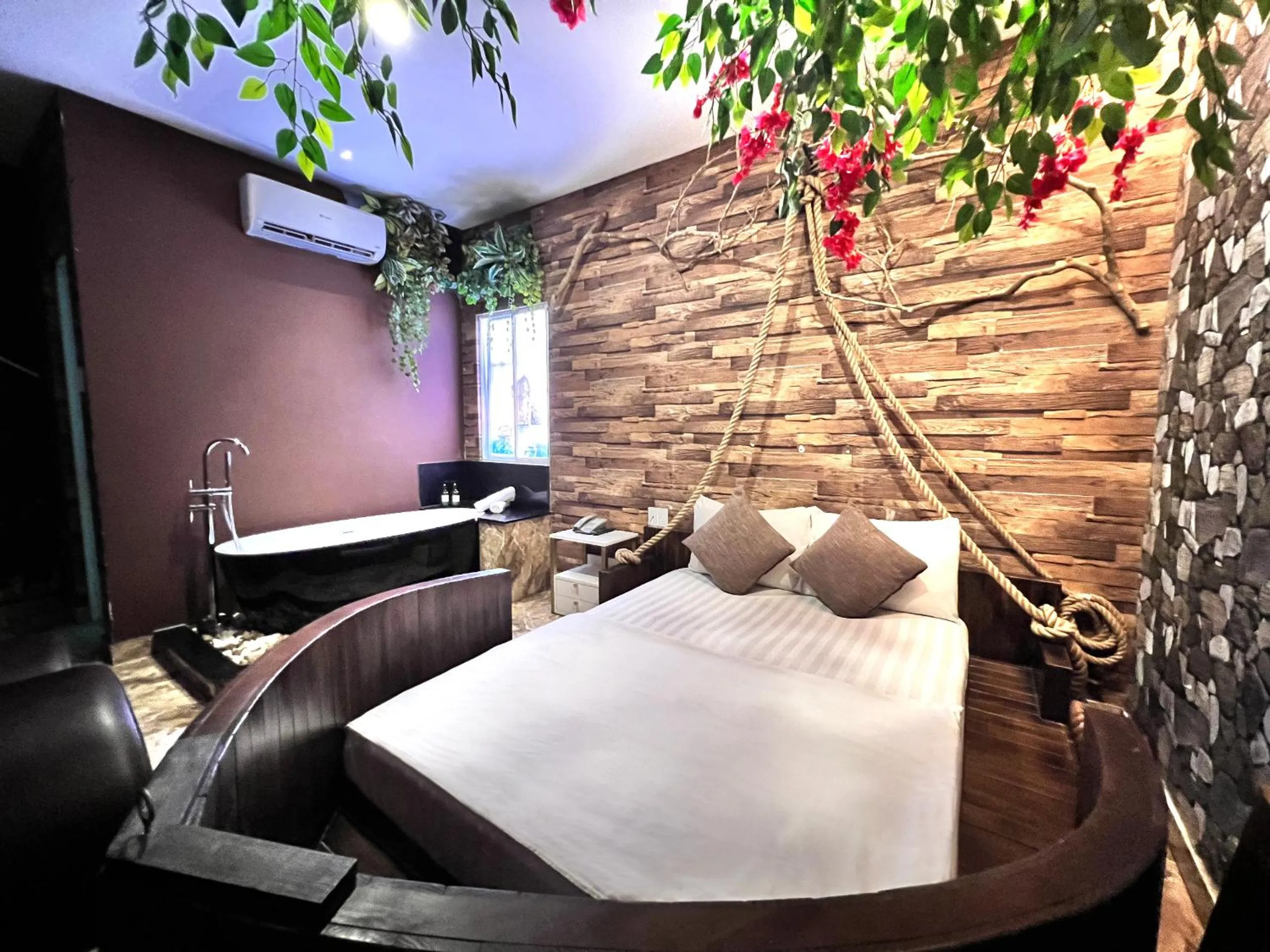 Bedroom, Bed in Loove Hotel - Khách Sạn Tình Yêu