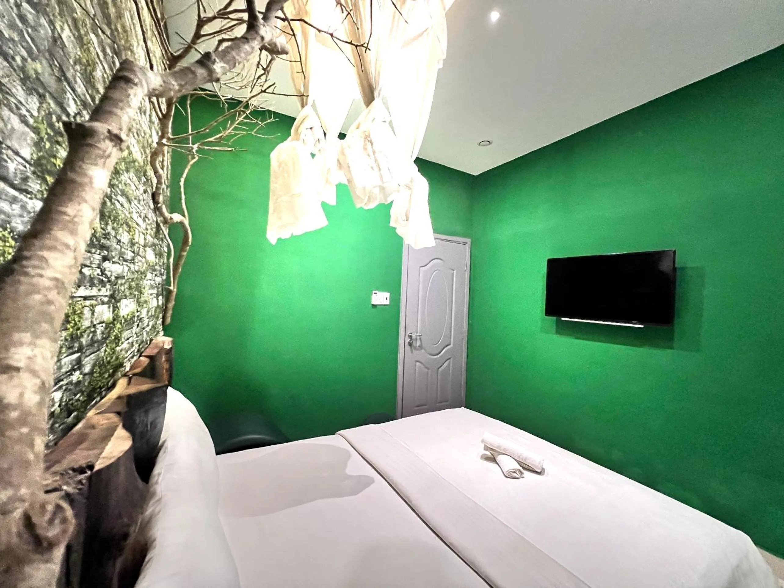 TV and multimedia, Bed in Loove Hotel - Khách Sạn Tình Yêu