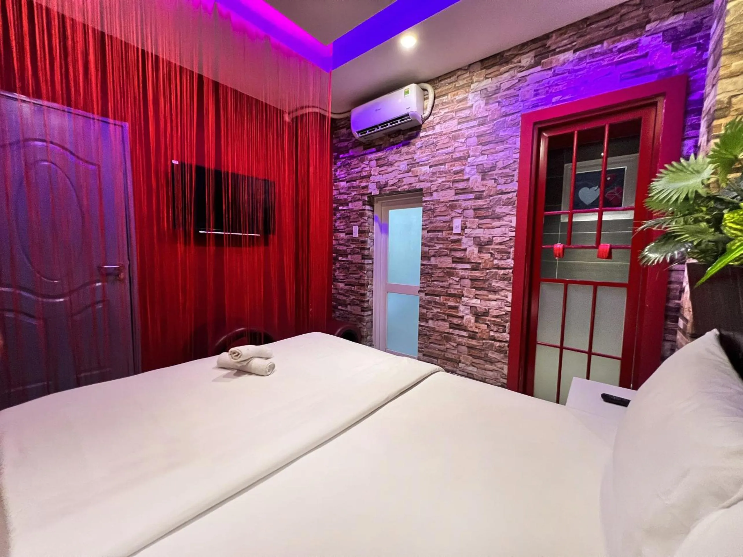 air conditioner, Bed in Loove Hotel - Khách Sạn Tình Yêu