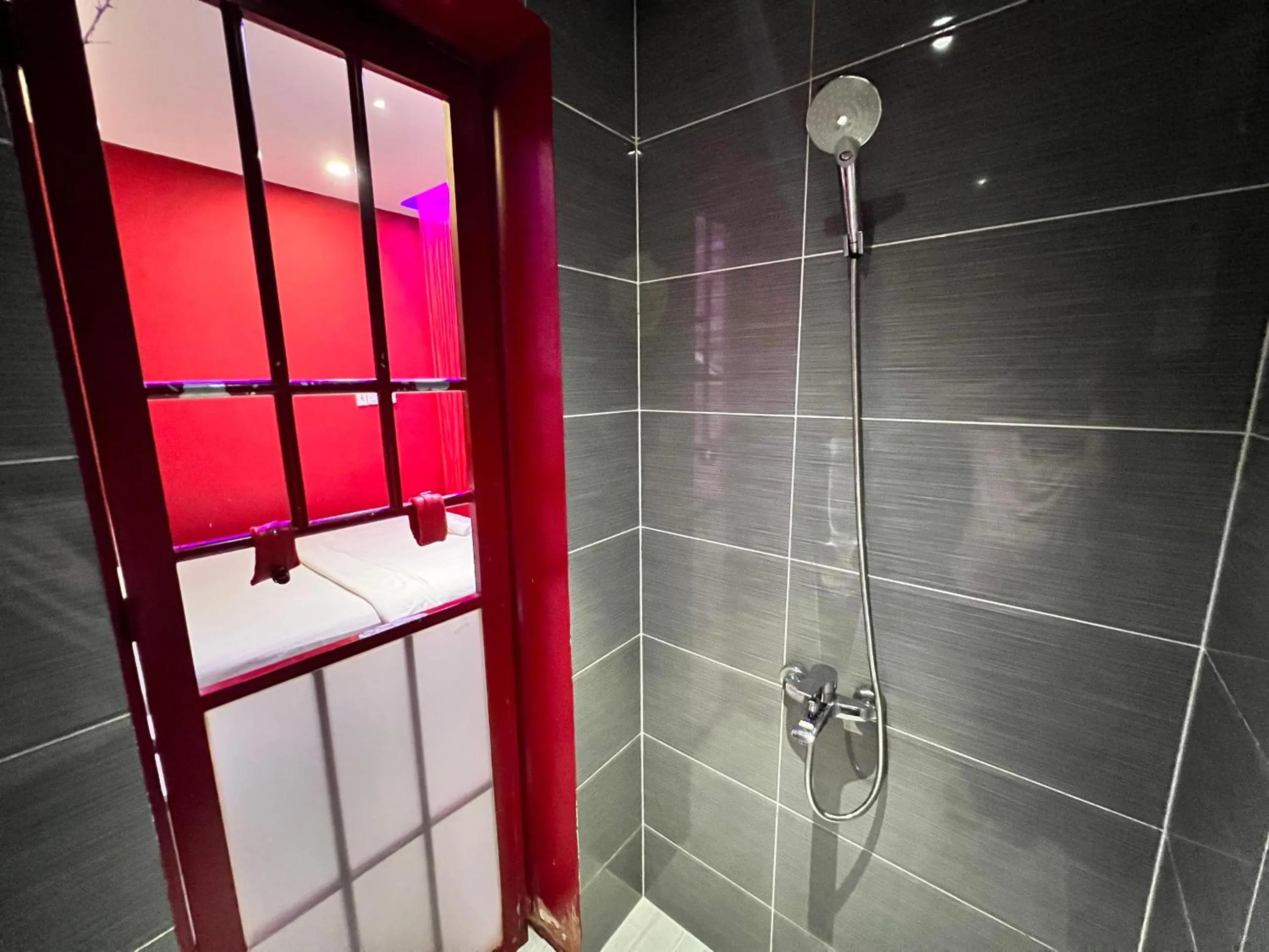 Shower in Loove Hotel - Khách Sạn Tình Yêu
