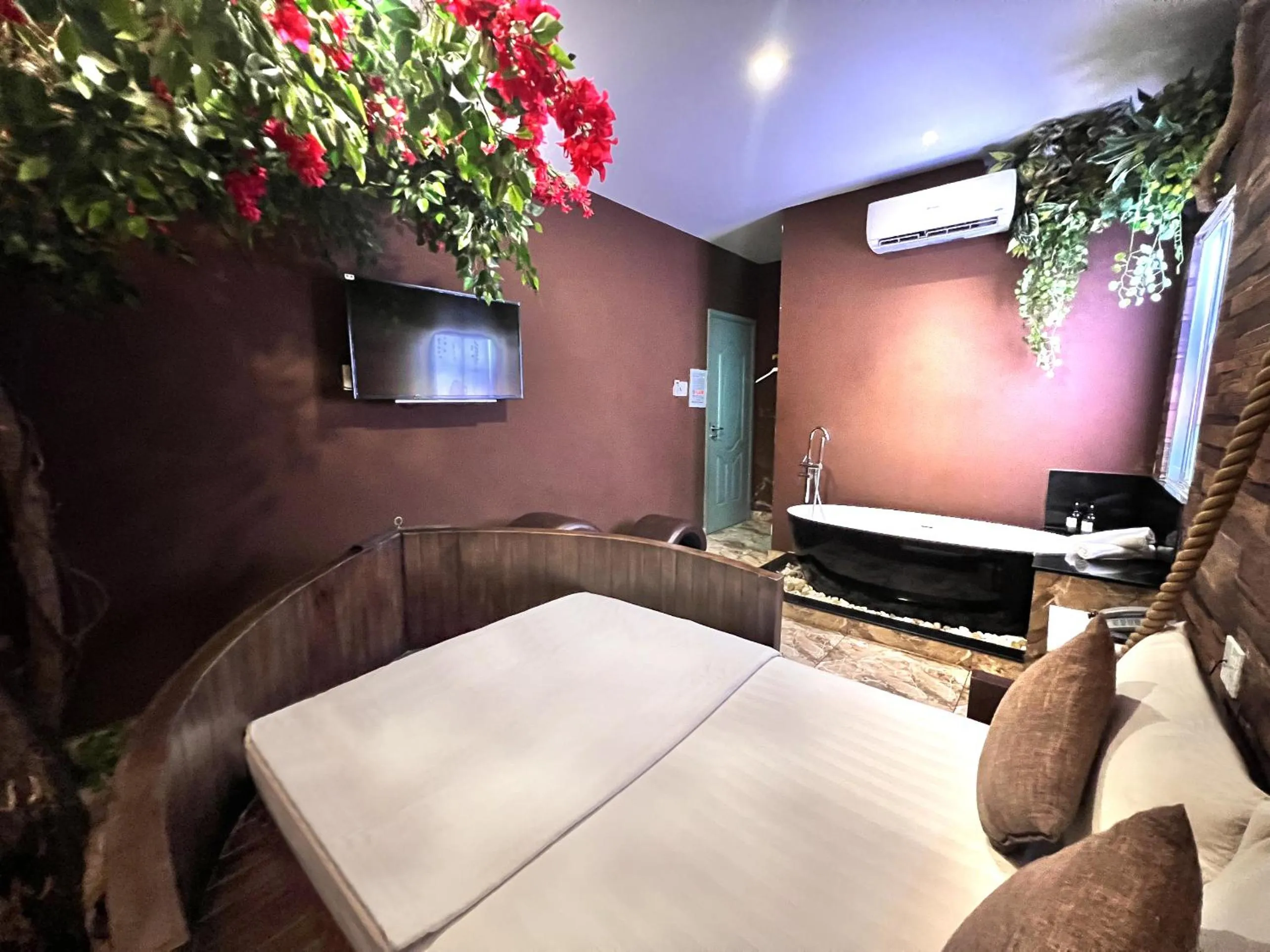 Photo of the whole room, Bed in Loove Hotel - Khách Sạn Tình Yêu