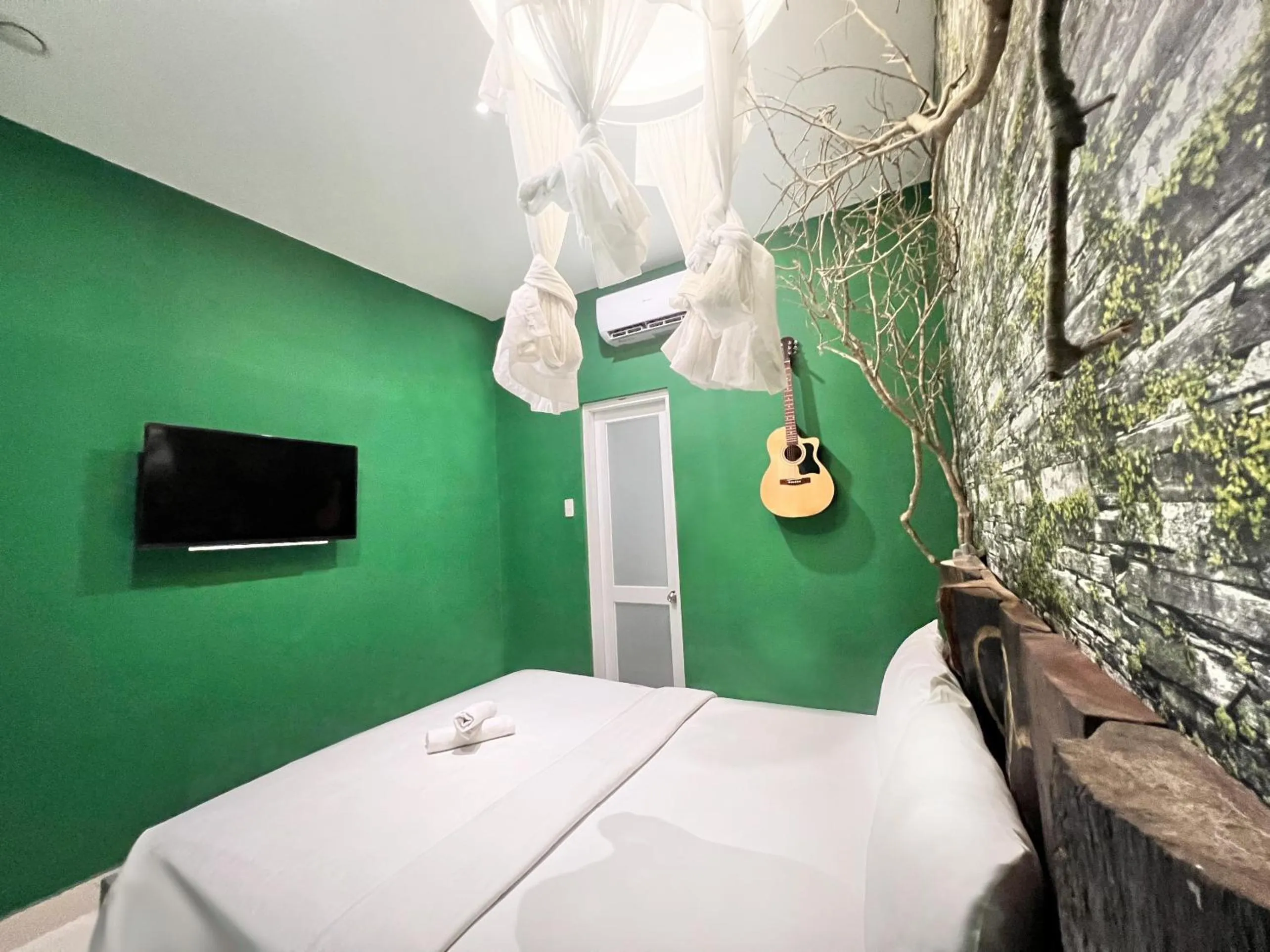 Photo of the whole room, Bed in Loove Hotel - Khách Sạn Tình Yêu