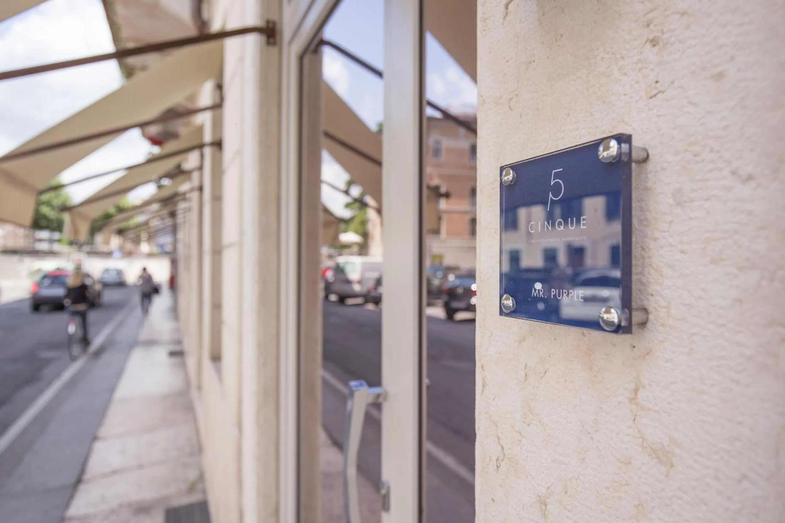 Facade/entrance in Cinque Rooms