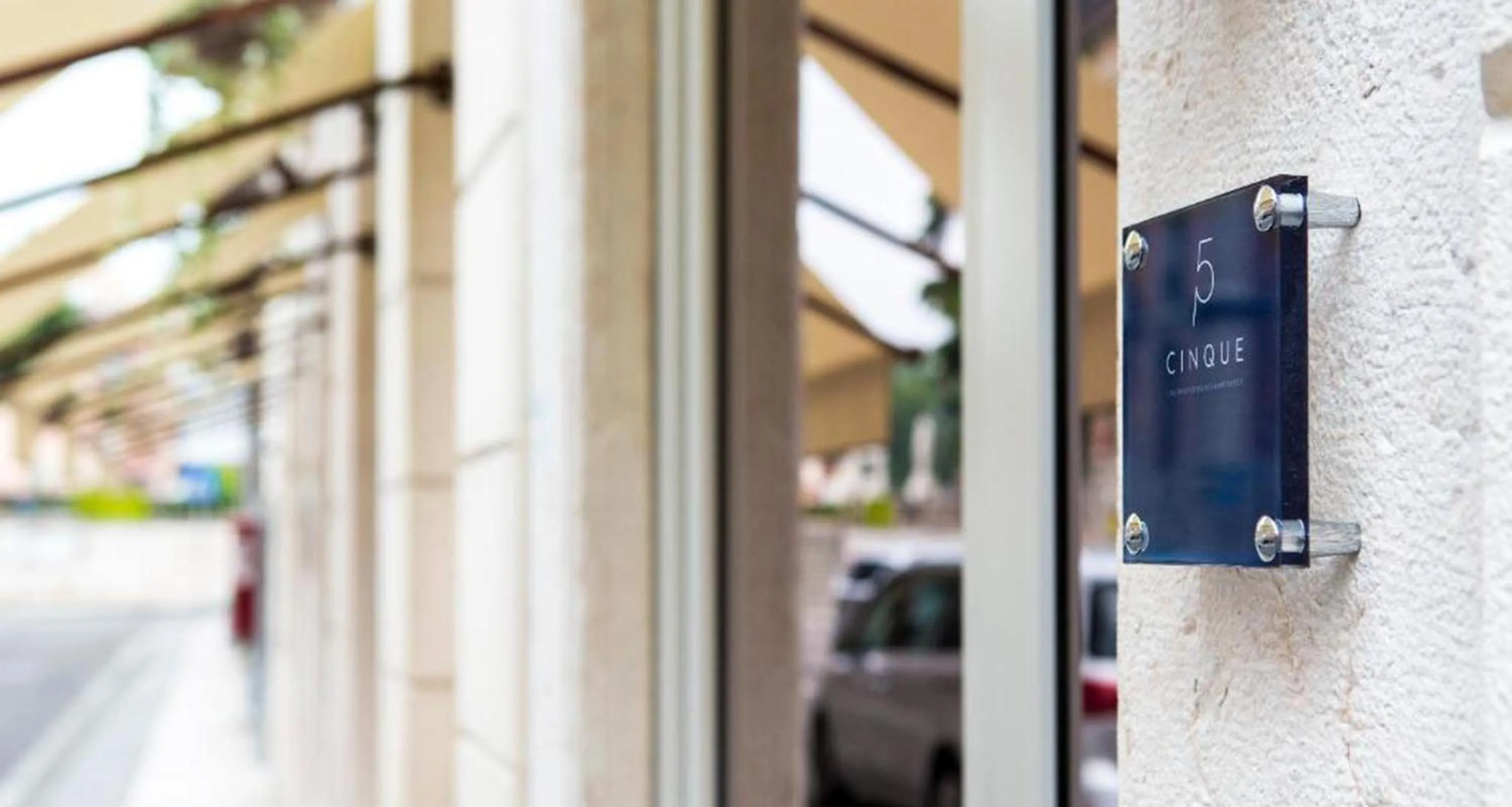 Facade/entrance in Cinque Rooms