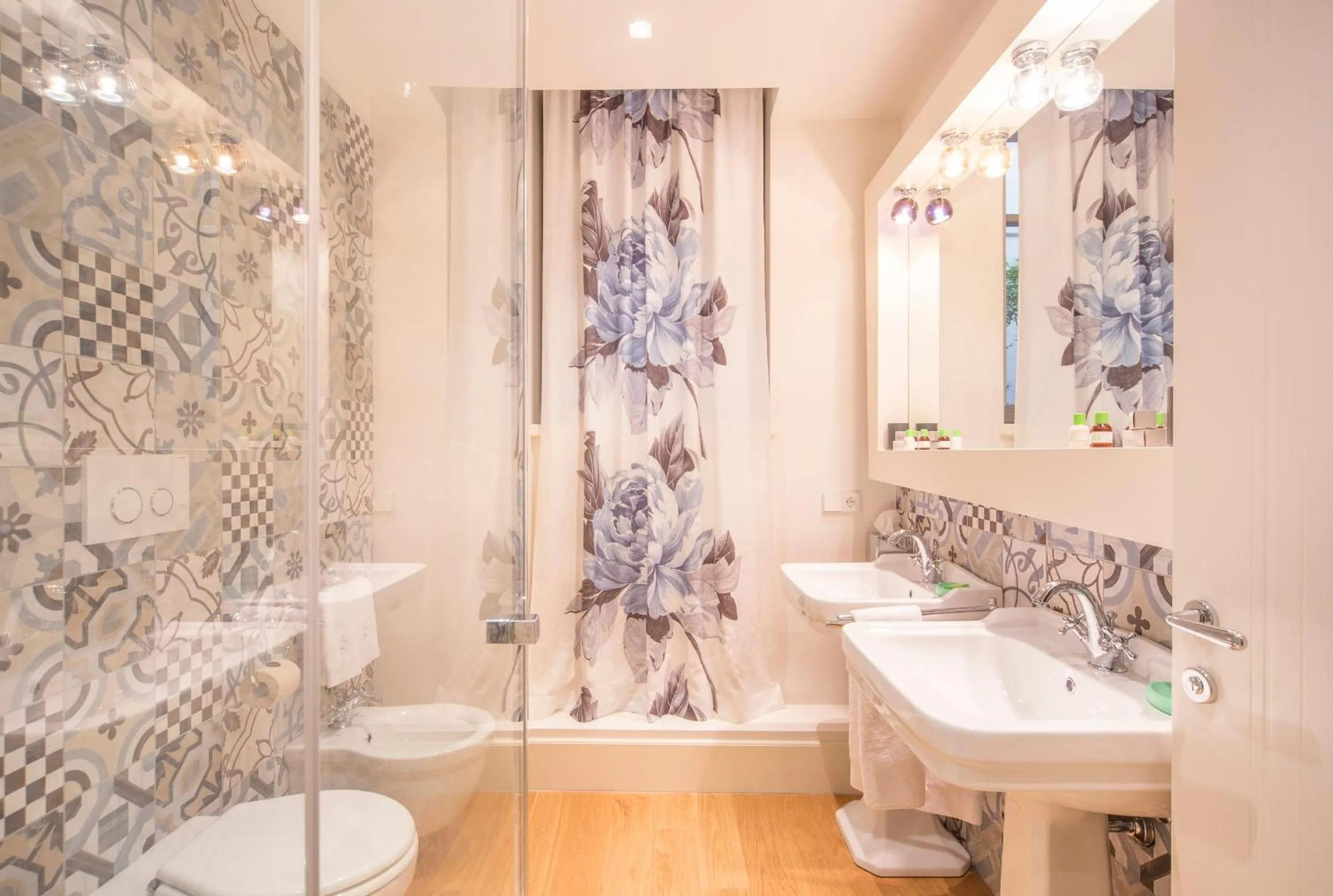 Toilet in Cinque Rooms