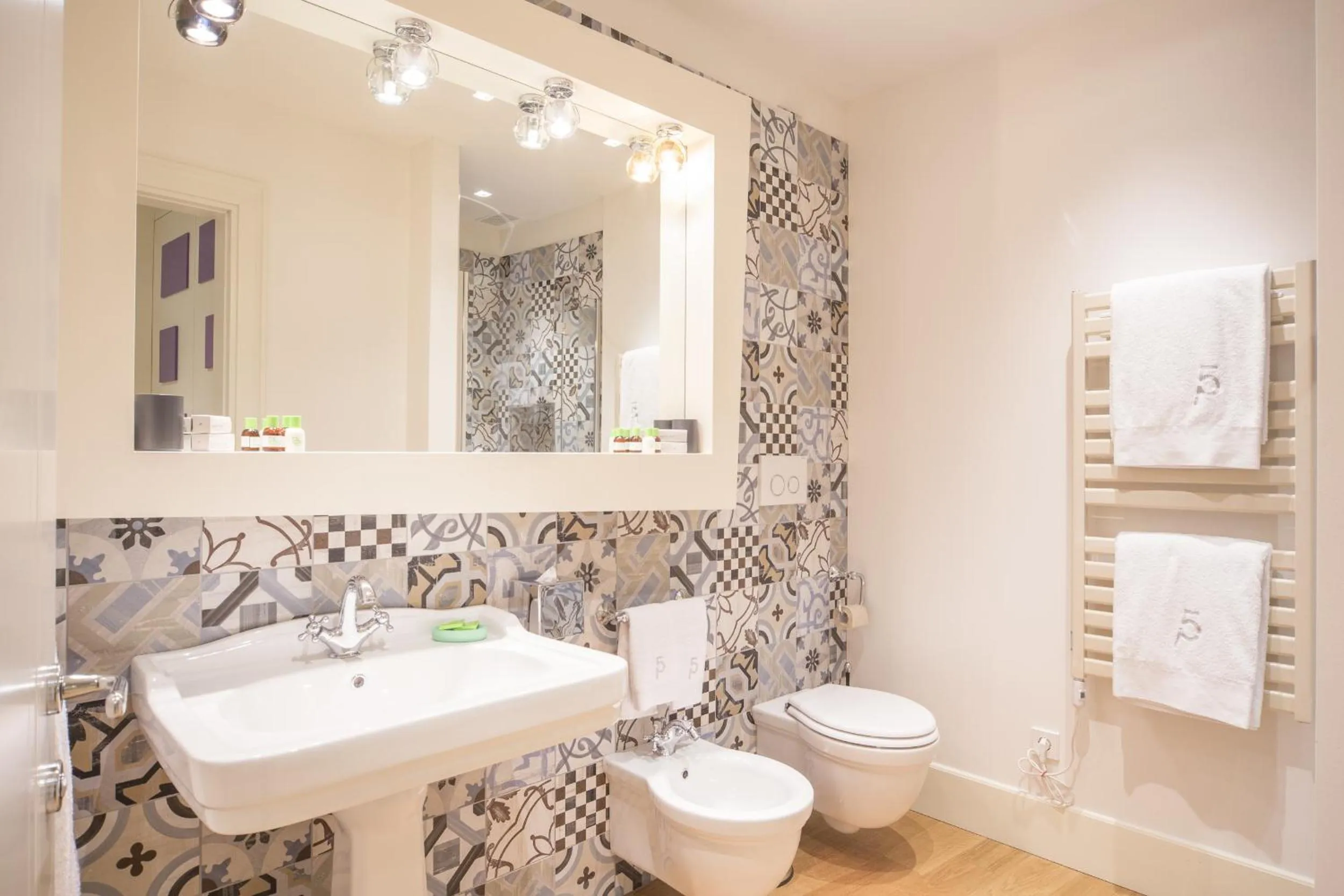 Shower in Cinque Rooms