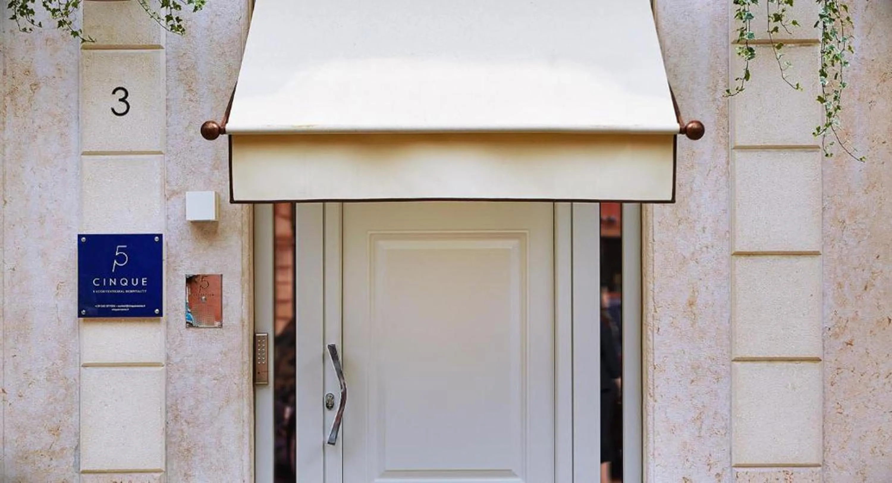 Facade/entrance in Cinque Rooms