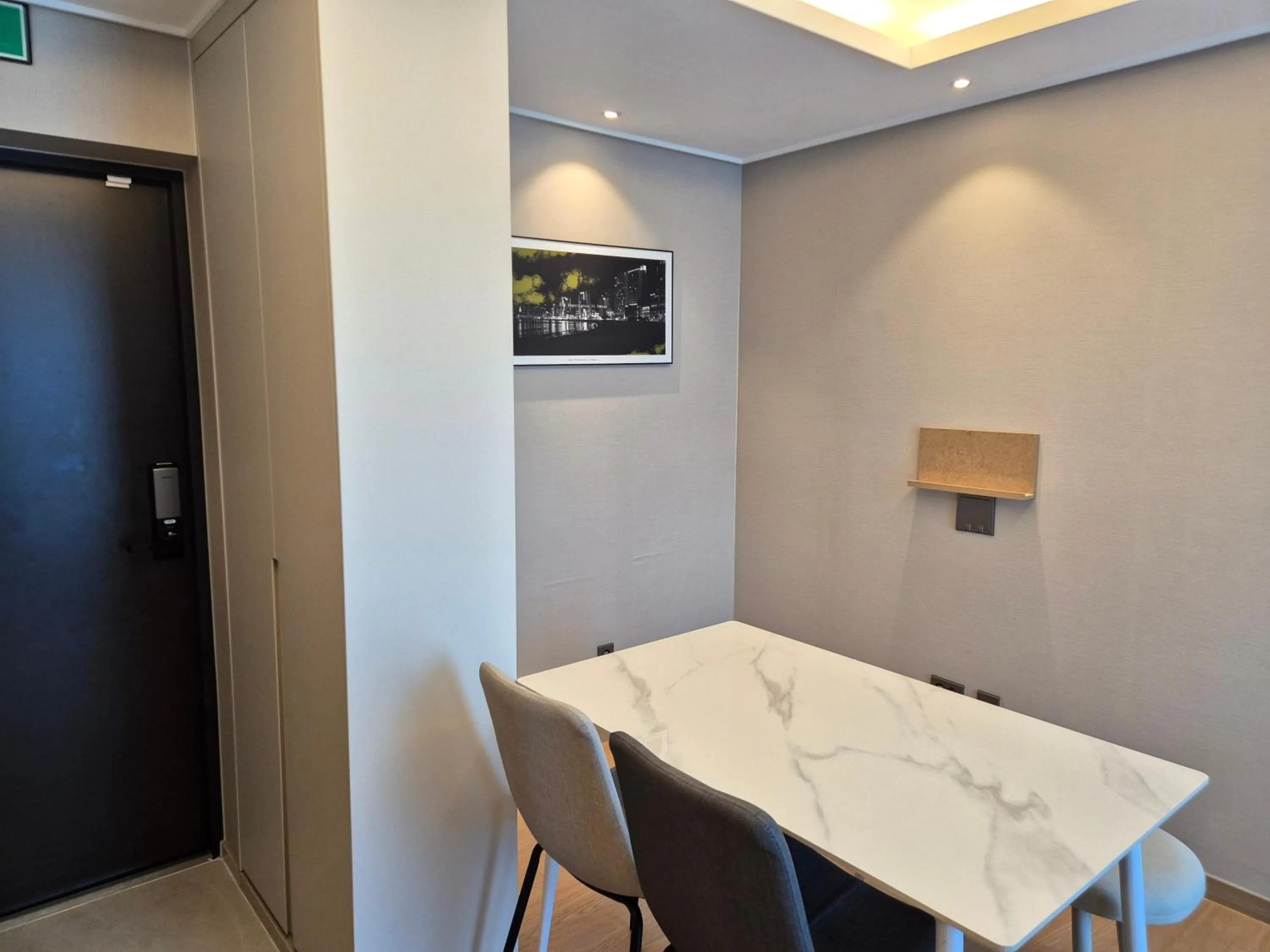 Dining area in The solid residence - Elbon the stay by haeundae