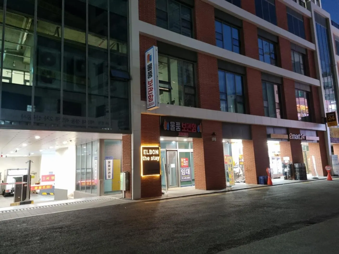 Facade/entrance in The solid residence - Elbon the stay by haeundae