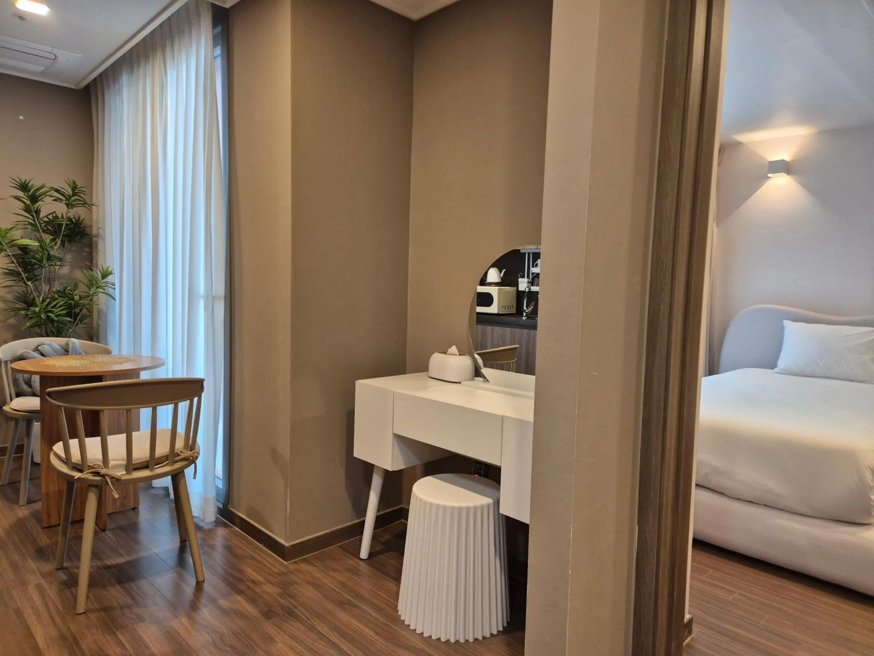 Living room, Bed in The solid residence - Elbon the stay by haeundae
