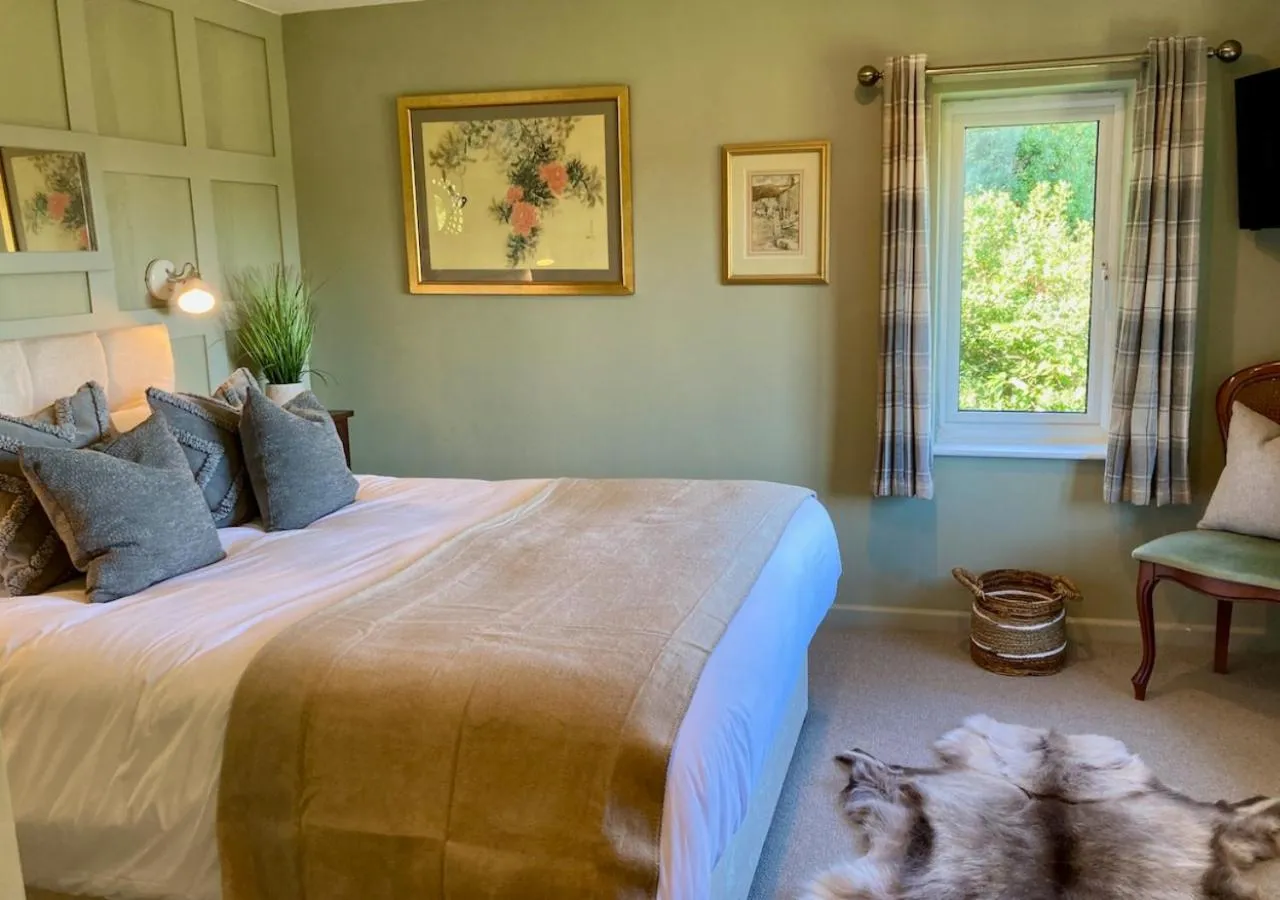 Bedroom, Bed in Burleigh Court Hotel