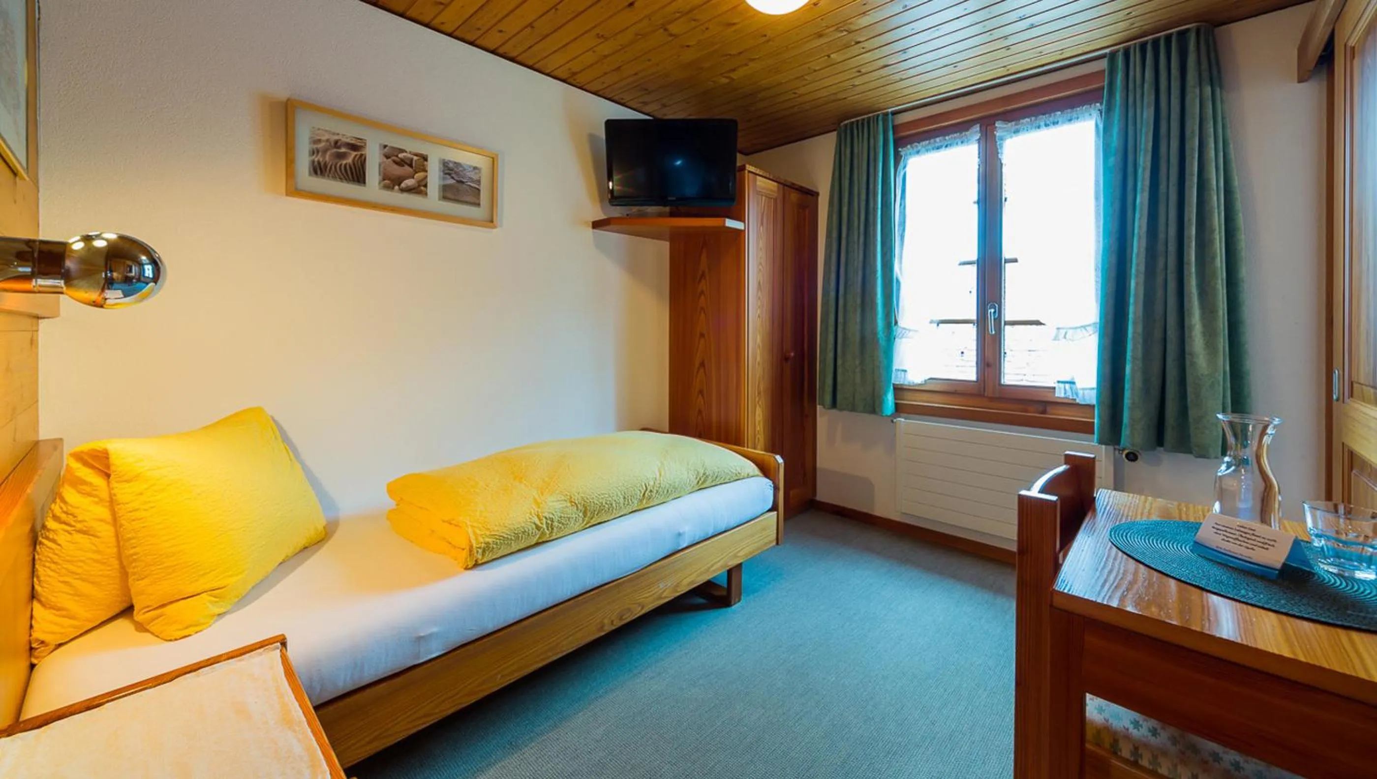 Photo of the whole room in Swiss Lodge Joopi