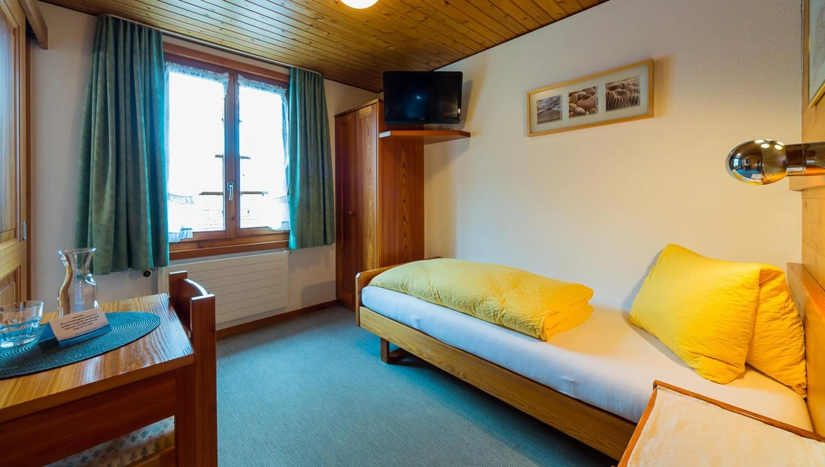 Photo of the whole room in Swiss Lodge Joopi