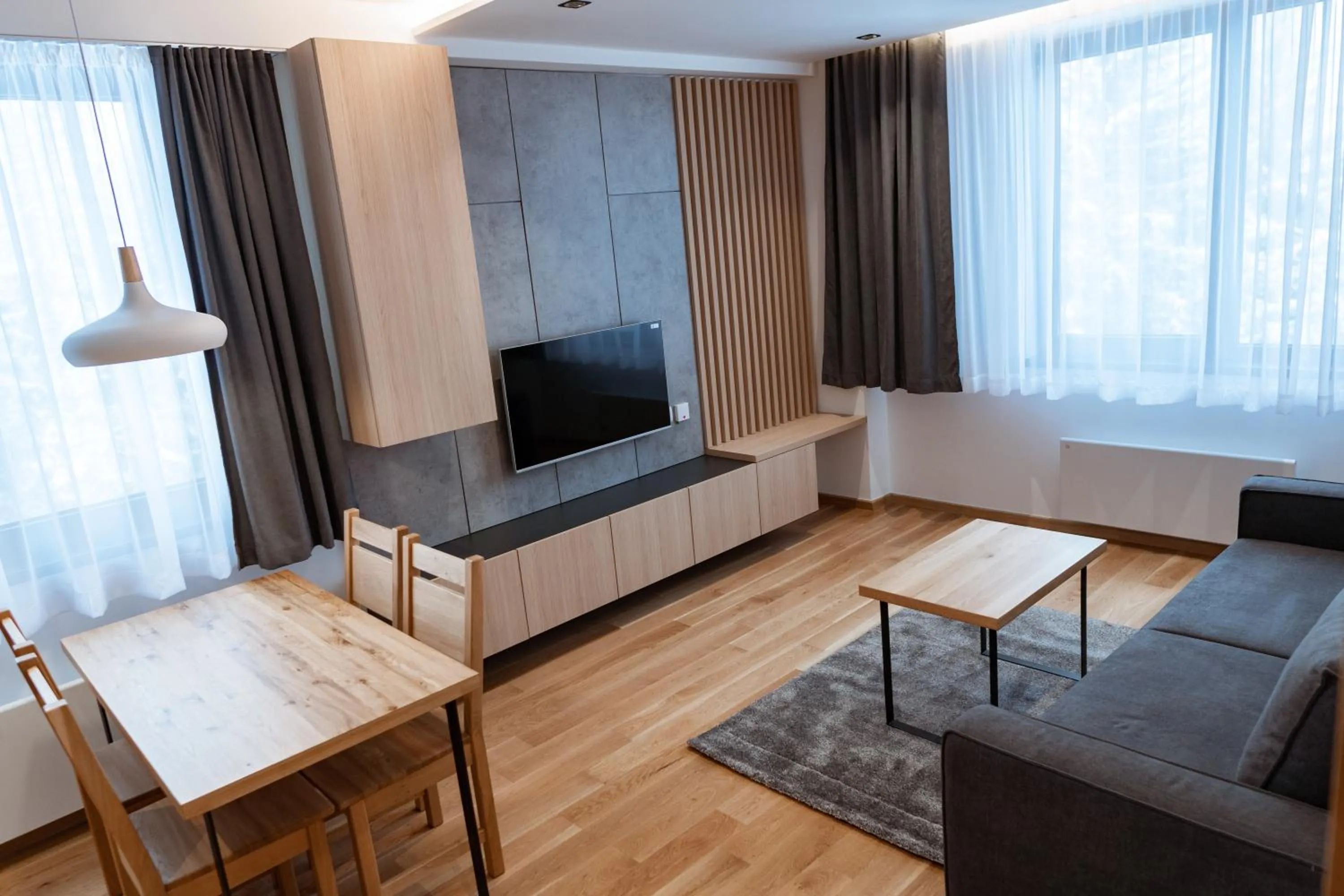 Communal lounge/ TV room in Aparthotel Zlatni Javor