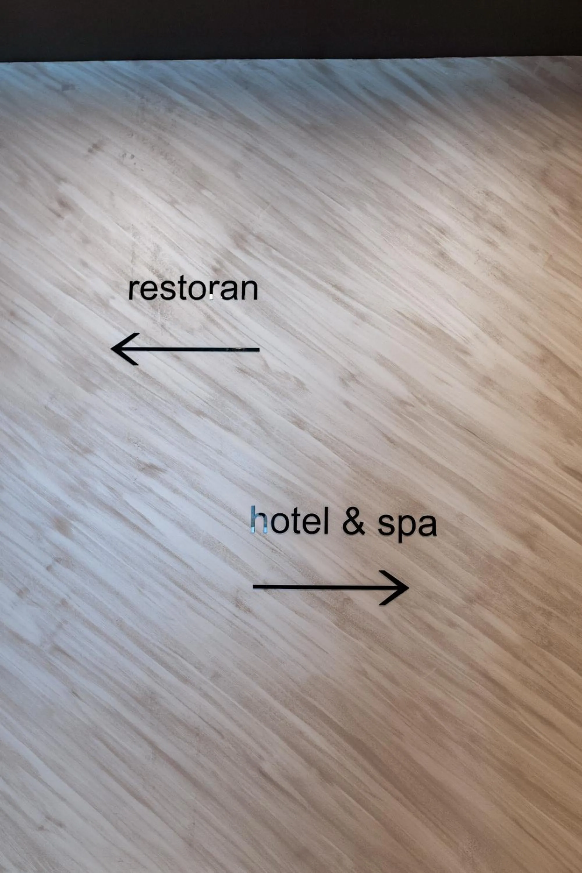 Text overlay in Aparthotel Zlatni Javor