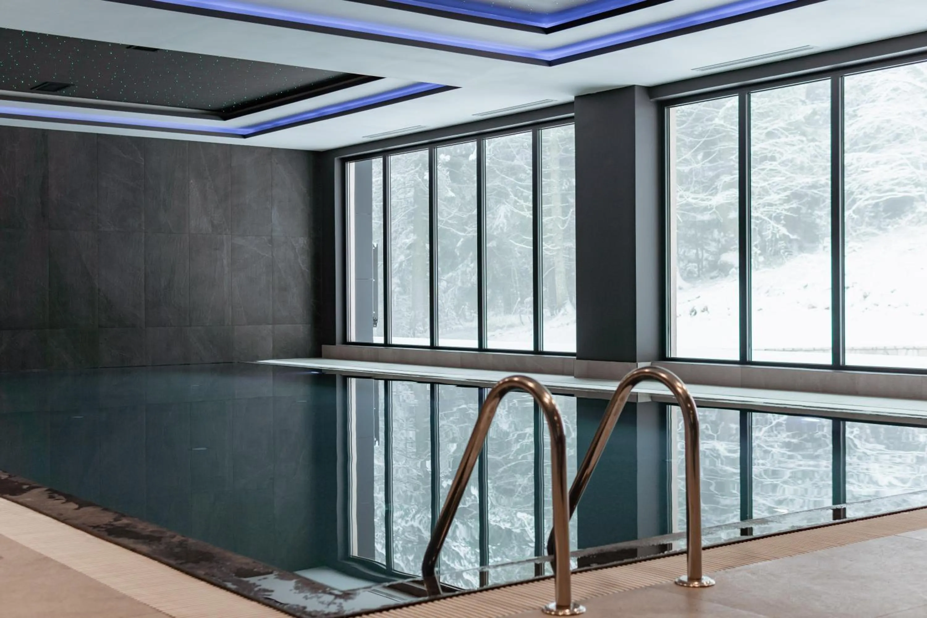 Pool view in Aparthotel Zlatni Javor