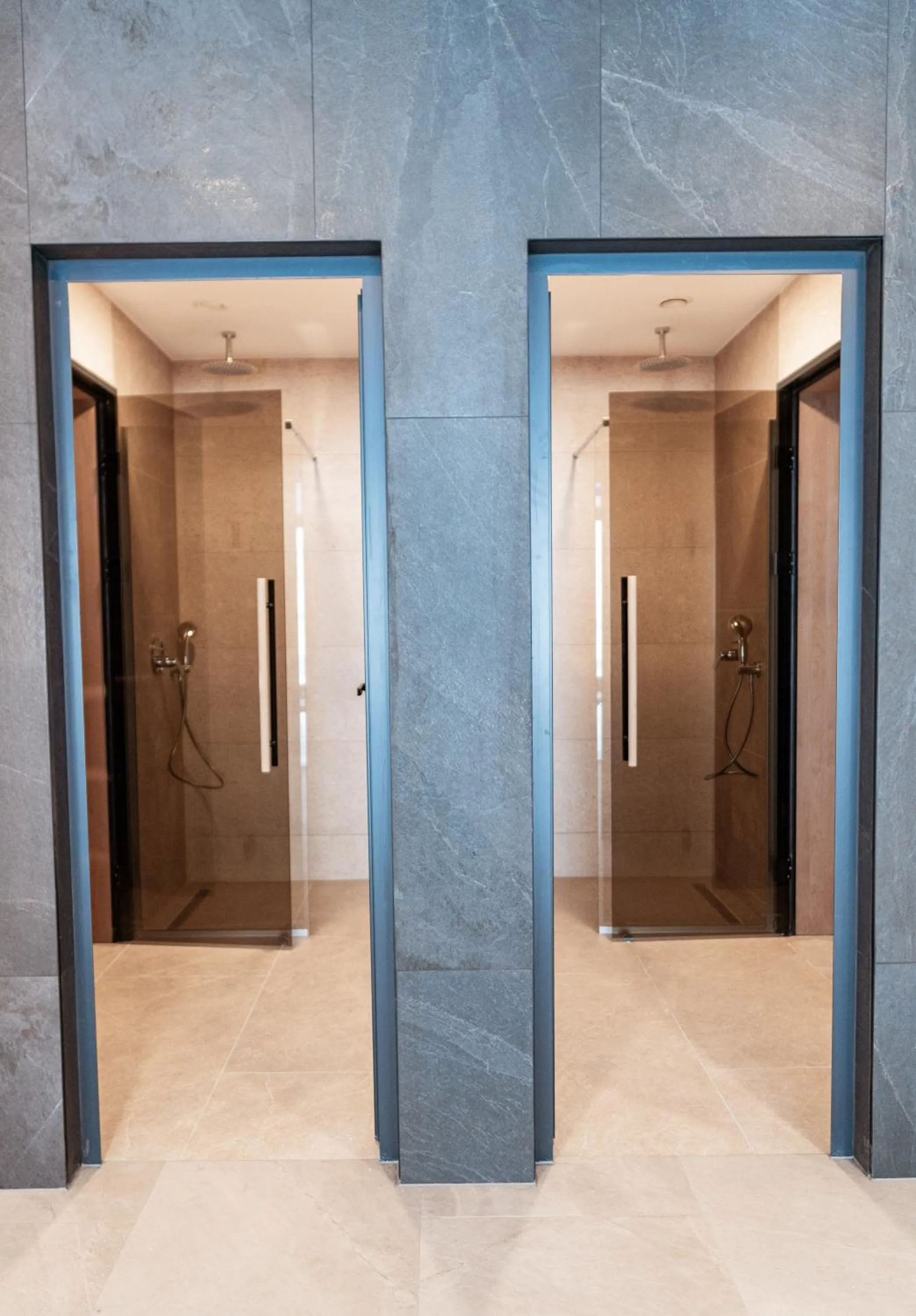 Shower in Aparthotel Zlatni Javor