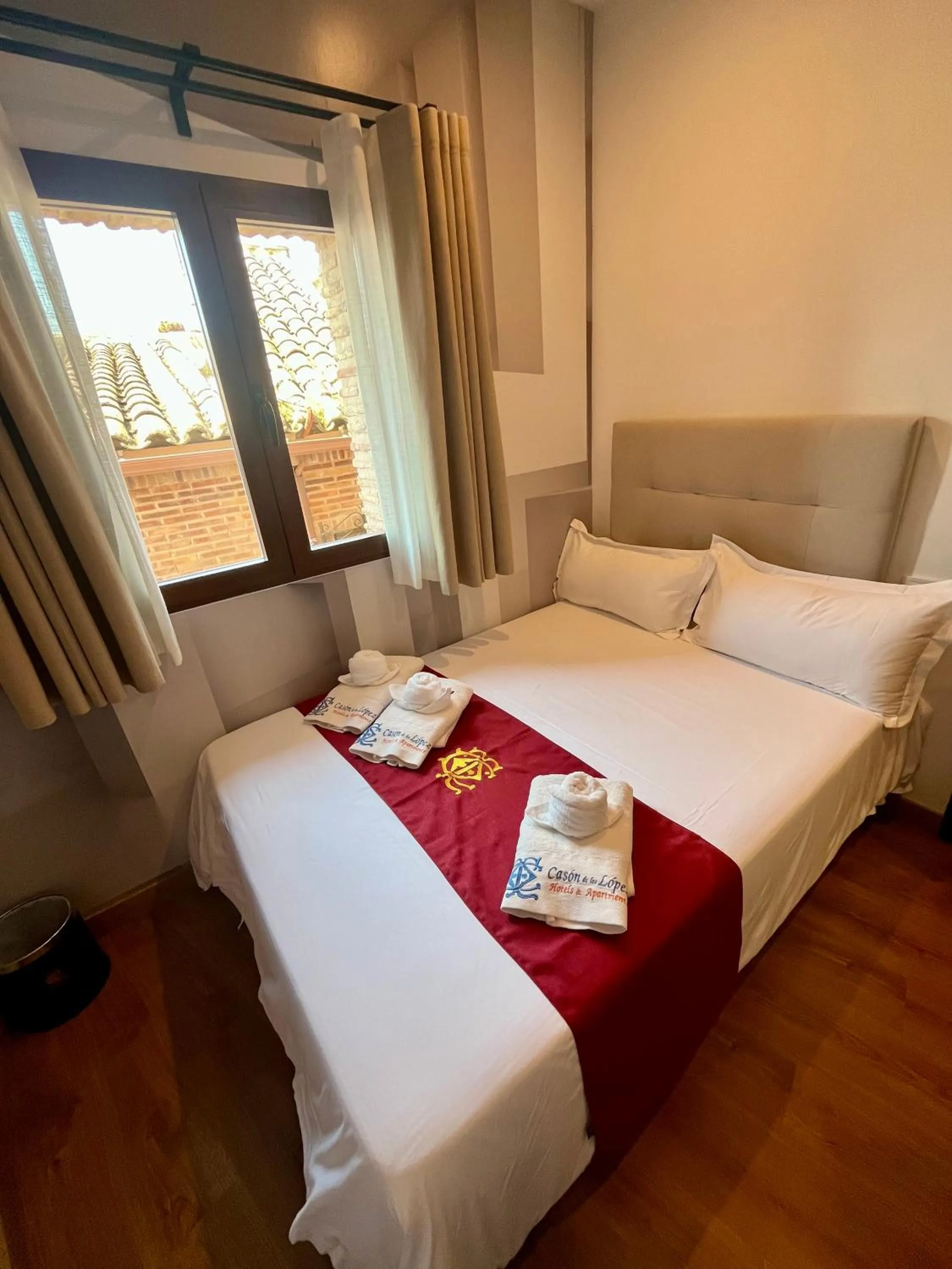 Bedroom, Bed in Casón De Los López Apartments
