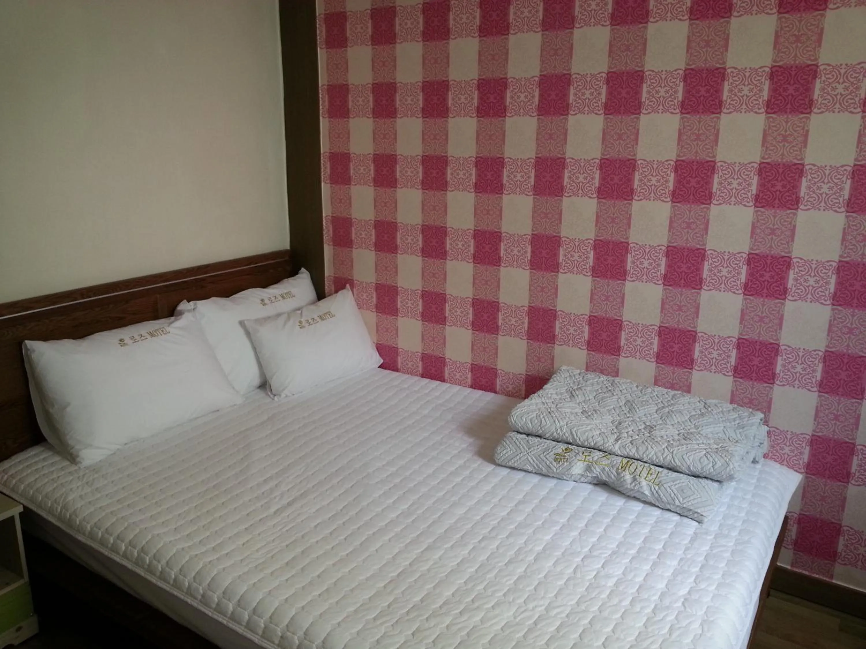 Photo of the whole room, Bed in Egg Motel